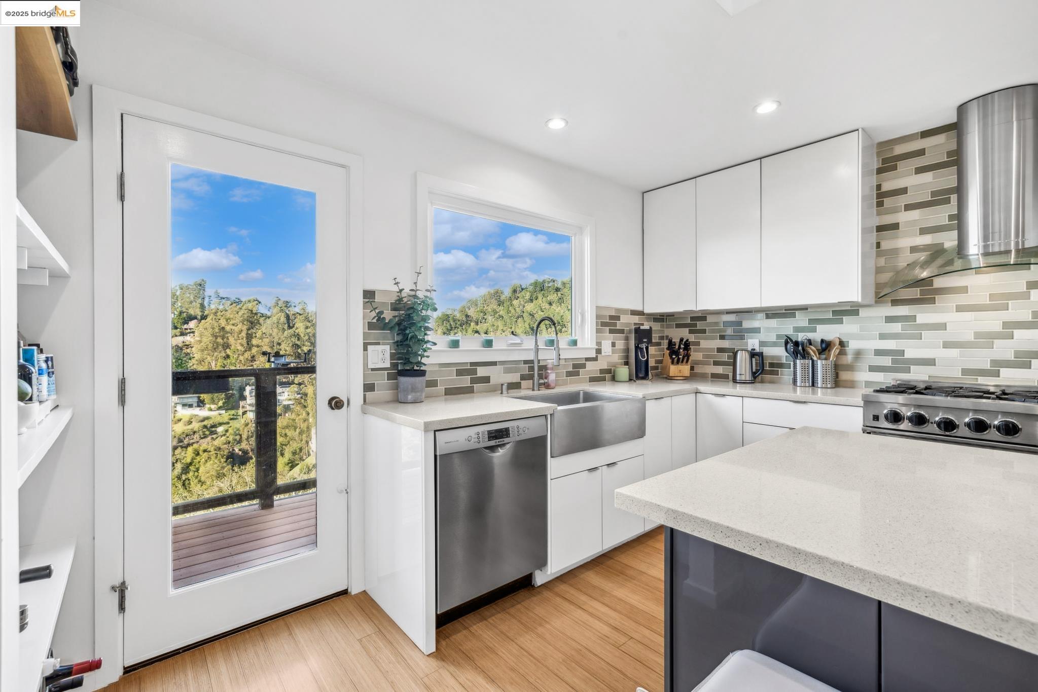 Detail Gallery Image 17 of 60 For 58 Villanova Dr, Oakland,  CA 94611 - 4 Beds | 3/1 Baths