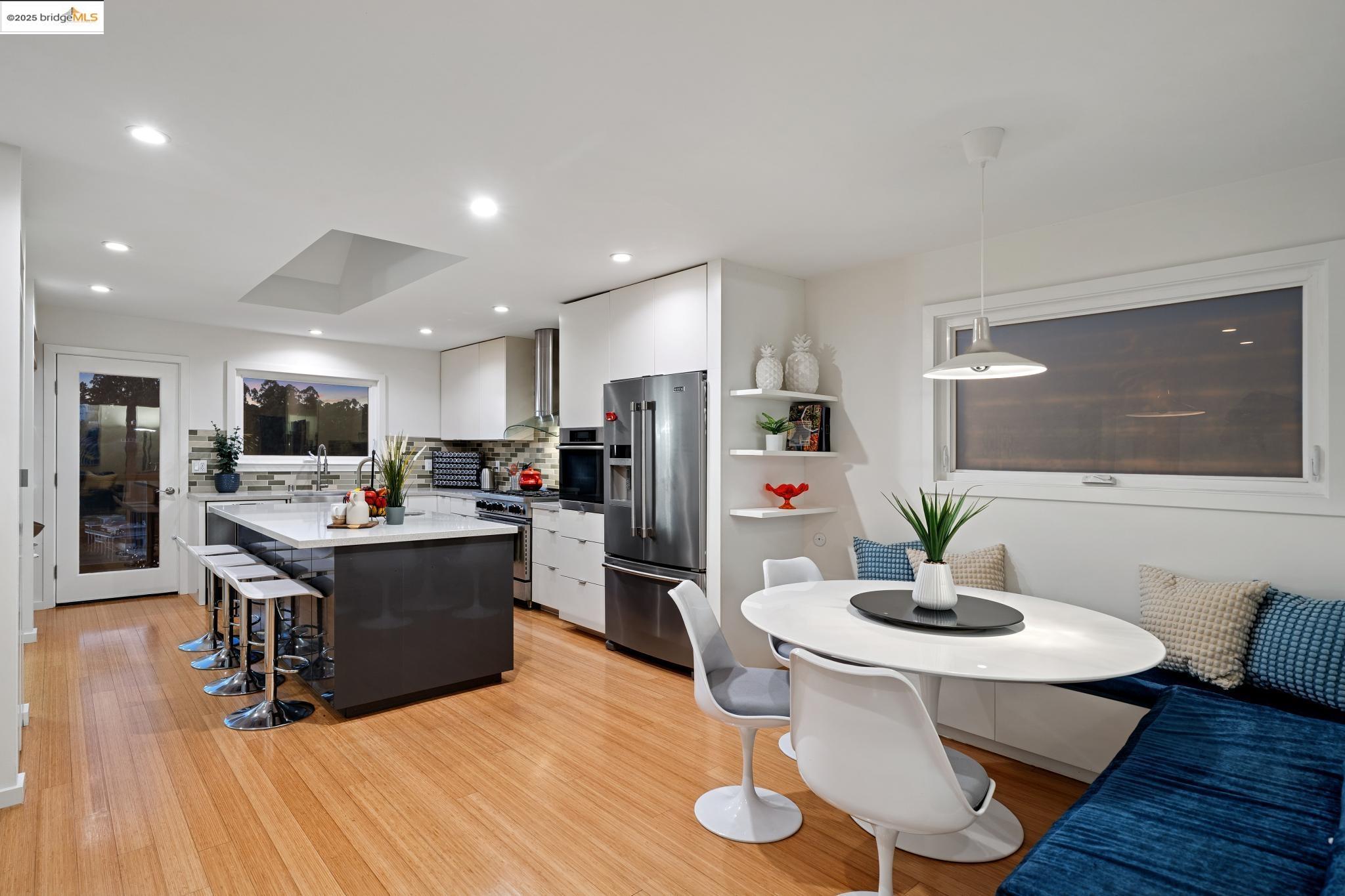 Detail Gallery Image 18 of 60 For 58 Villanova Dr, Oakland,  CA 94611 - 4 Beds | 3/1 Baths