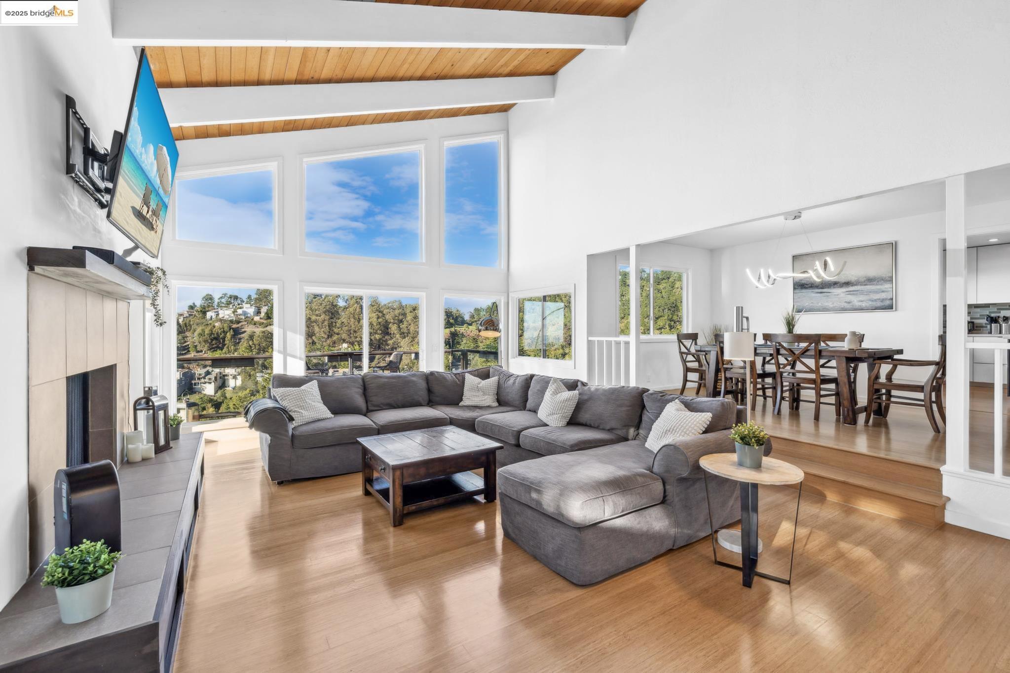 Detail Gallery Image 3 of 60 For 58 Villanova Dr, Oakland,  CA 94611 - 4 Beds | 3/1 Baths
