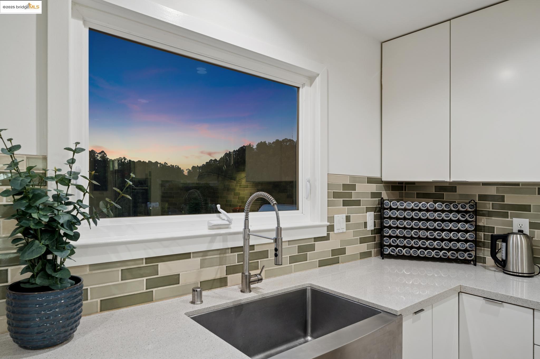 Detail Gallery Image 22 of 60 For 58 Villanova Dr, Oakland,  CA 94611 - 4 Beds | 3/1 Baths