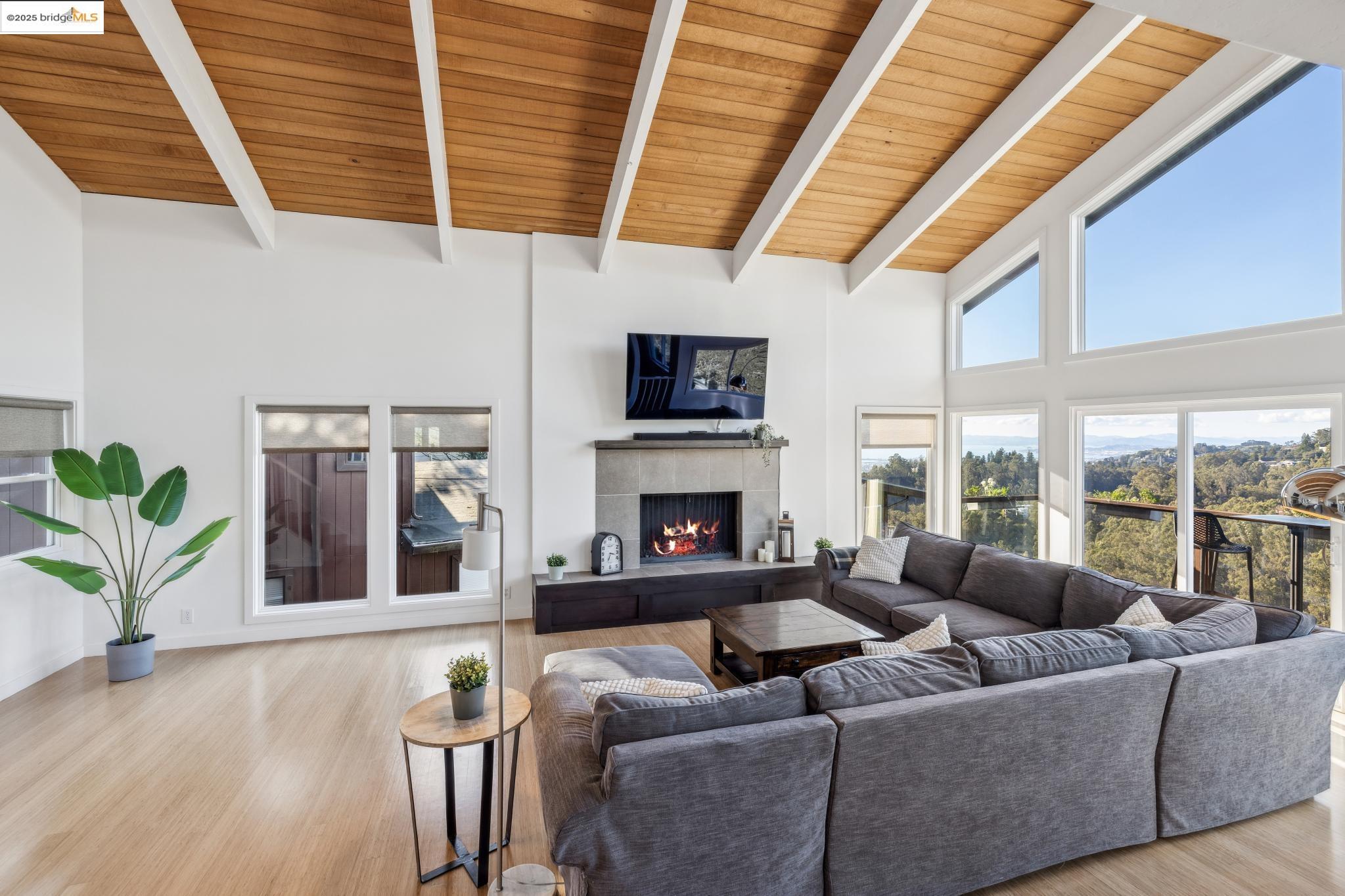 Detail Gallery Image 4 of 60 For 58 Villanova Dr, Oakland,  CA 94611 - 4 Beds | 3/1 Baths