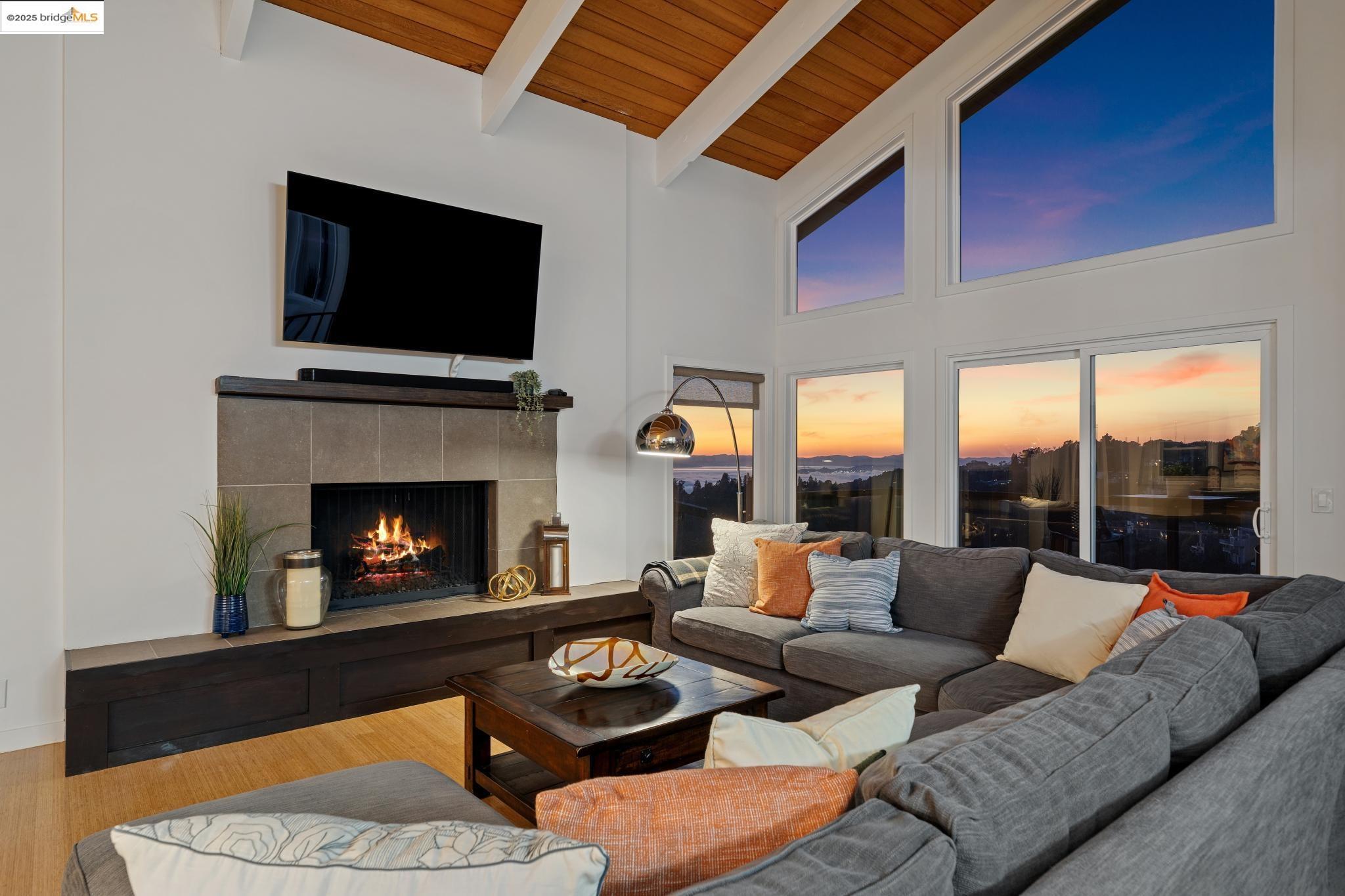 Detail Gallery Image 5 of 60 For 58 Villanova Dr, Oakland,  CA 94611 - 4 Beds | 3/1 Baths