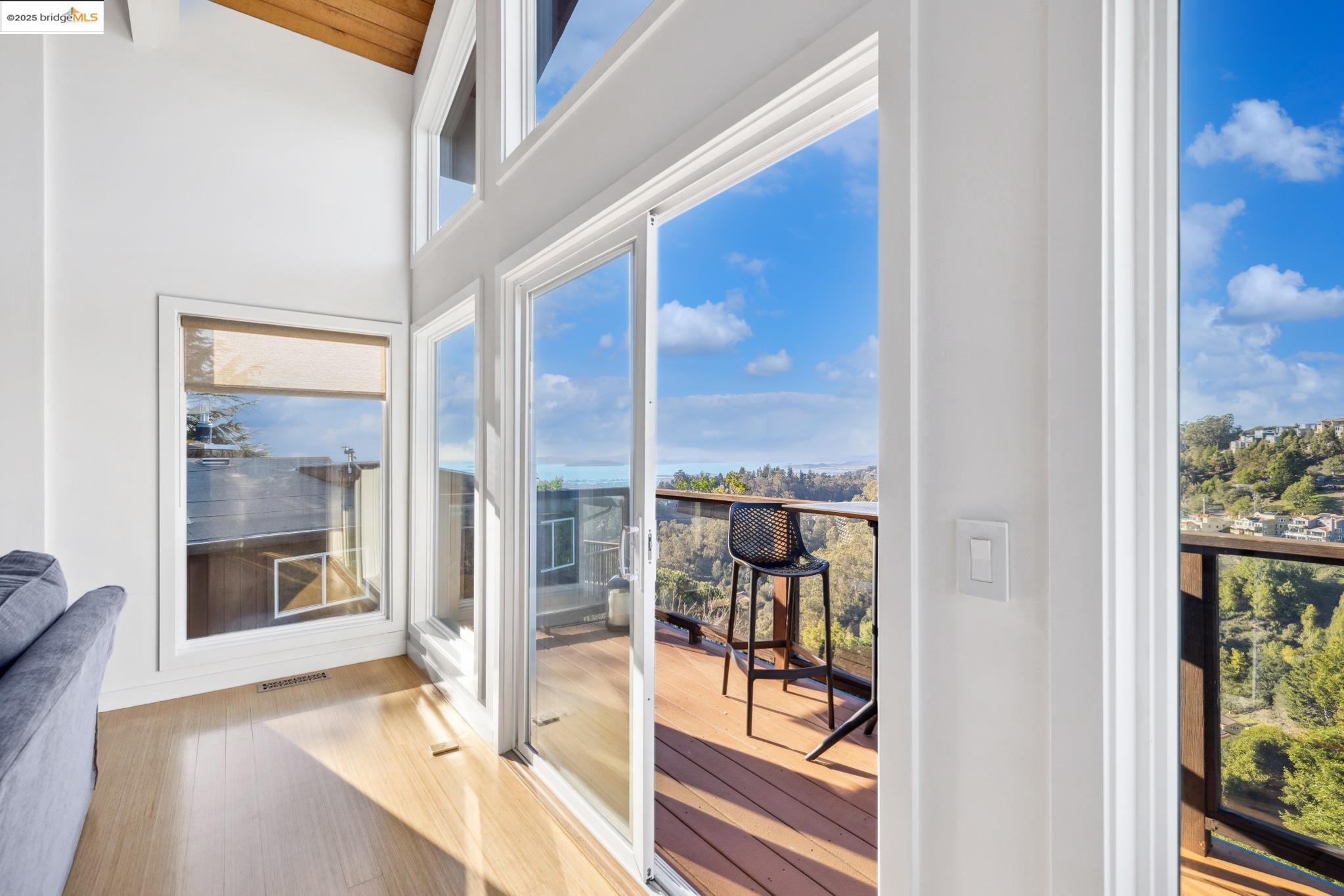 Detail Gallery Image 7 of 60 For 58 Villanova Dr, Oakland,  CA 94611 - 4 Beds | 3/1 Baths
