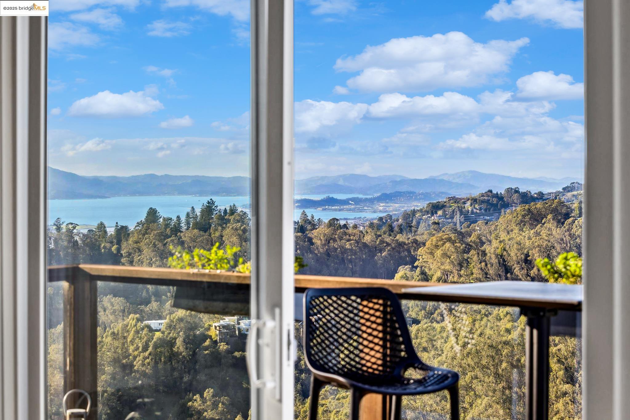 Detail Gallery Image 8 of 60 For 58 Villanova Dr, Oakland,  CA 94611 - 4 Beds | 3/1 Baths