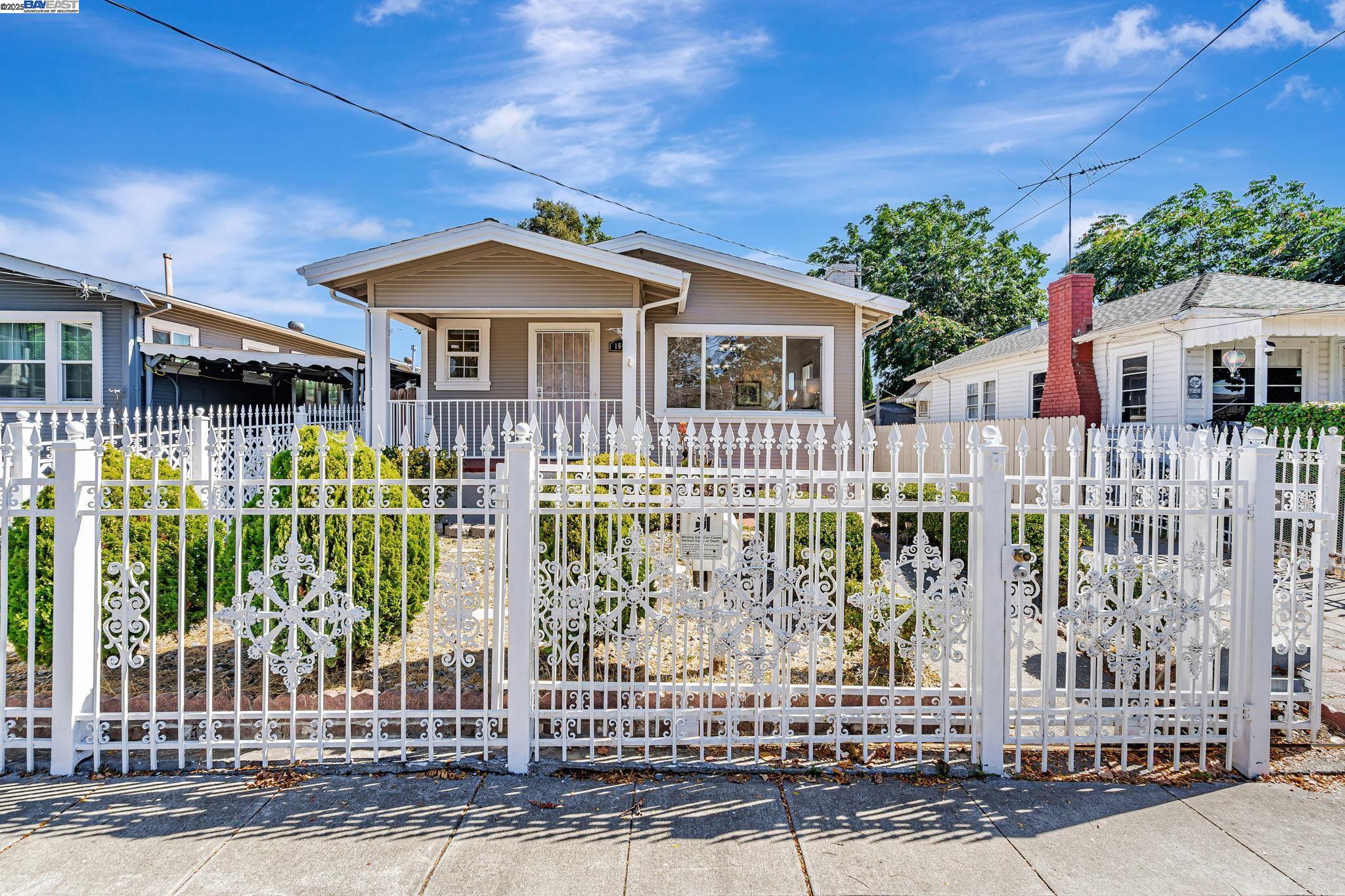 Detail Gallery Image 2 of 41 For 1648 87th Ave, Oakland,  CA 94621 - 2 Beds | 1/1 Baths