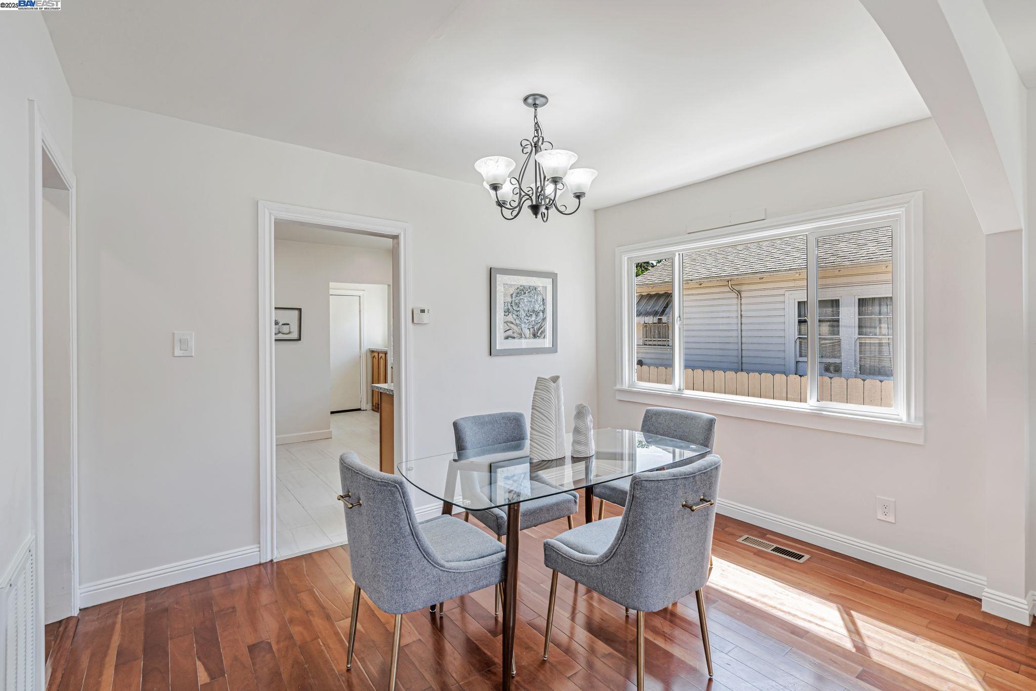 Detail Gallery Image 12 of 41 For 1648 87th Ave, Oakland,  CA 94621 - 2 Beds | 1/1 Baths