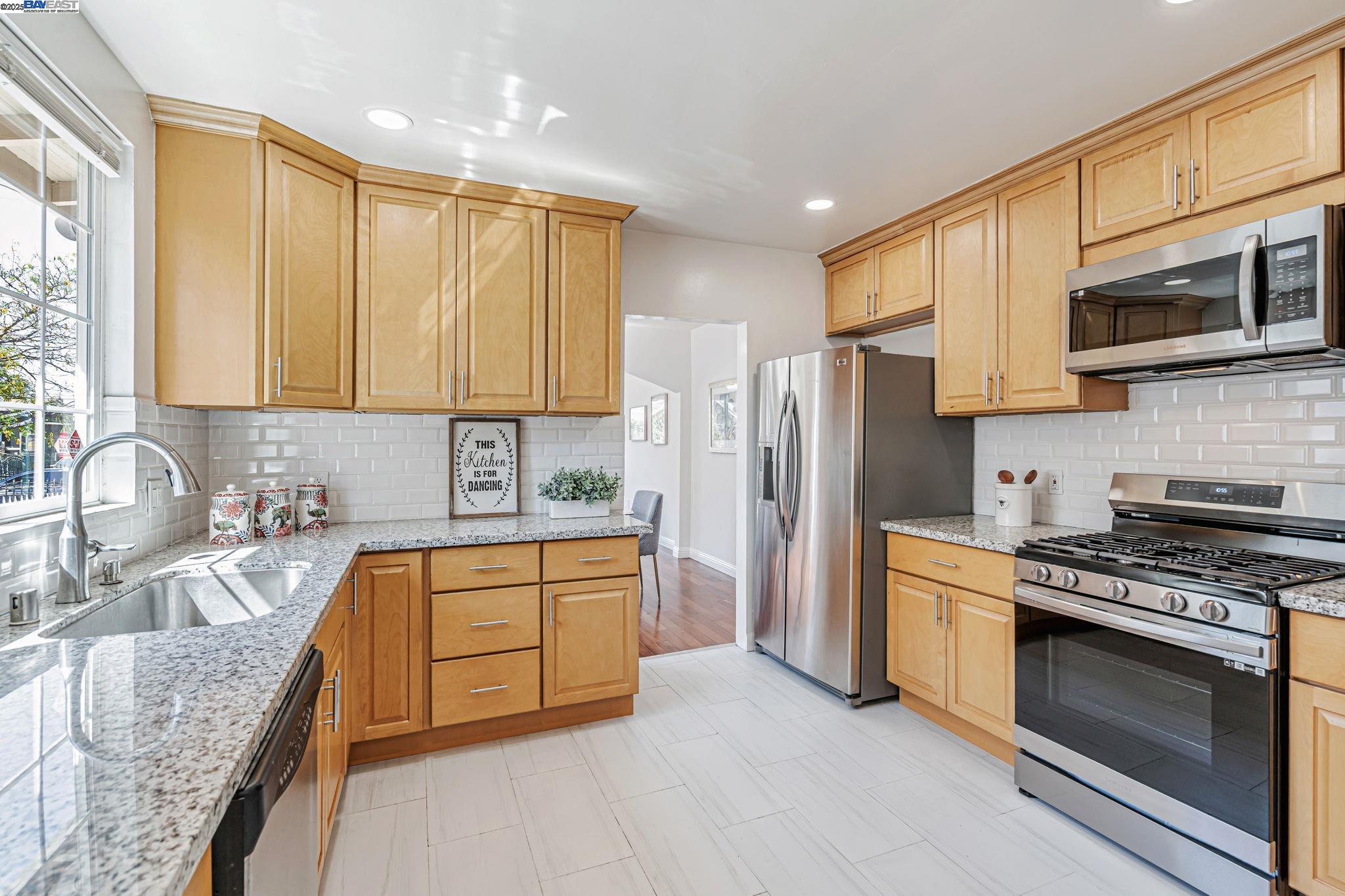 Detail Gallery Image 15 of 41 For 1648 87th Ave, Oakland,  CA 94621 - 2 Beds | 1/1 Baths