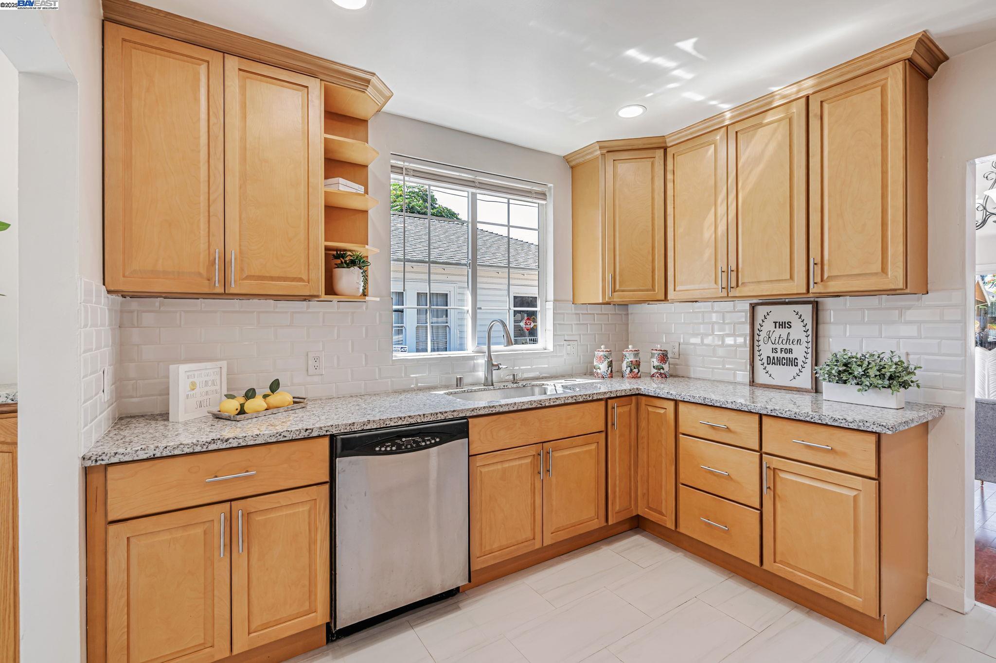 Detail Gallery Image 16 of 41 For 1648 87th Ave, Oakland,  CA 94621 - 2 Beds | 1/1 Baths