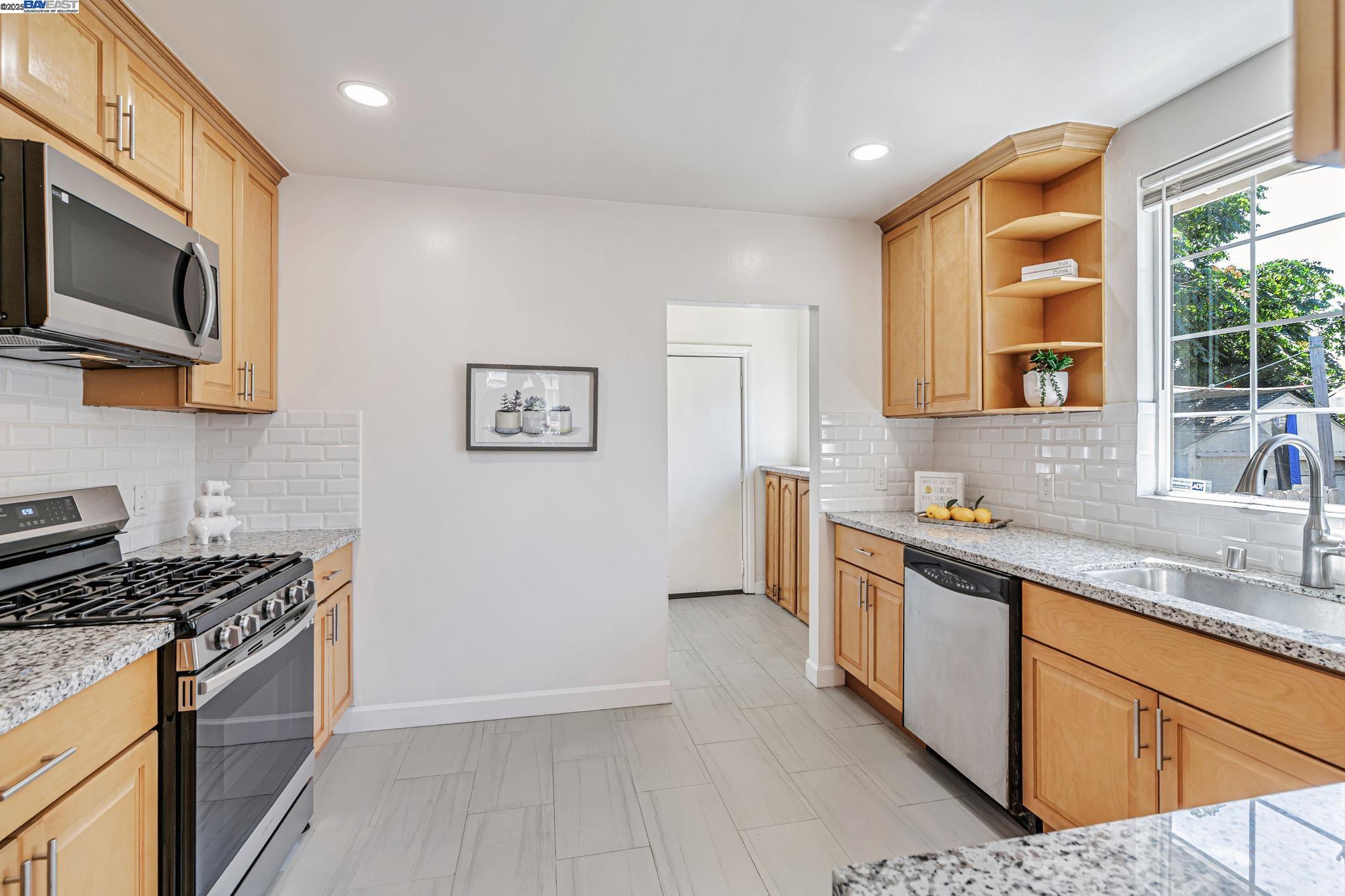 Detail Gallery Image 18 of 41 For 1648 87th Ave, Oakland,  CA 94621 - 2 Beds | 1/1 Baths