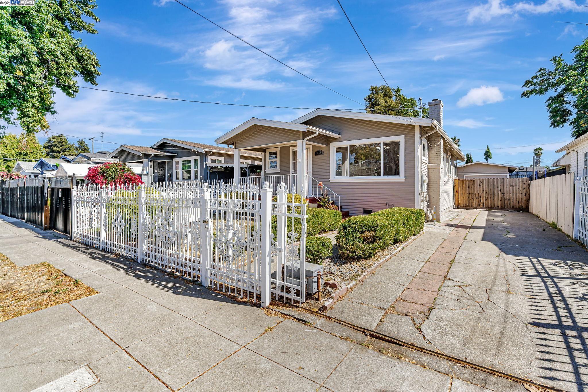 Detail Gallery Image 3 of 41 For 1648 87th Ave, Oakland,  CA 94621 - 2 Beds | 1/1 Baths