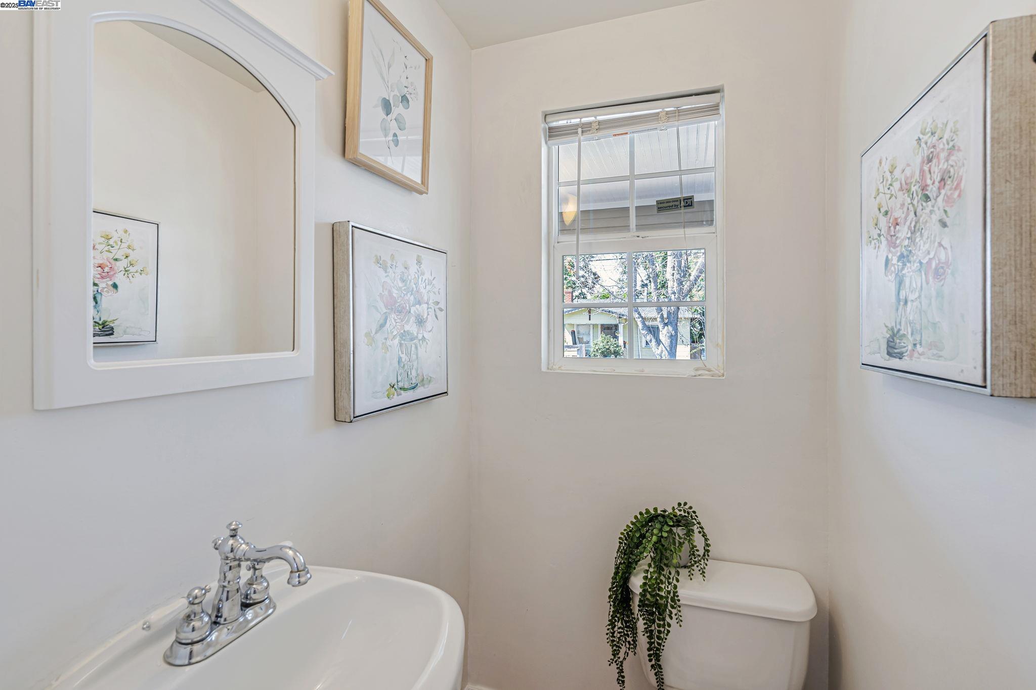 Detail Gallery Image 23 of 41 For 1648 87th Ave, Oakland,  CA 94621 - 2 Beds | 1/1 Baths
