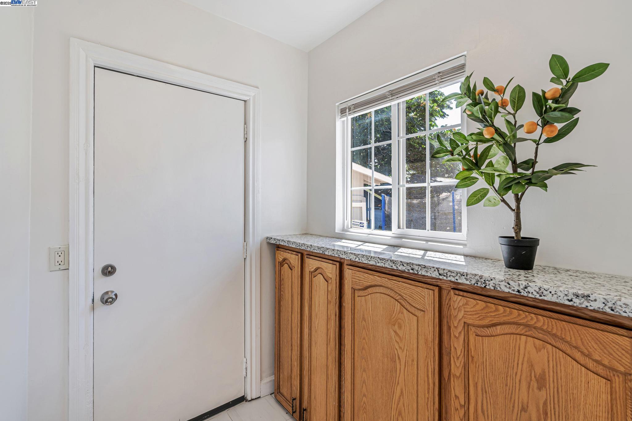 Detail Gallery Image 29 of 41 For 1648 87th Ave, Oakland,  CA 94621 - 2 Beds | 1/1 Baths