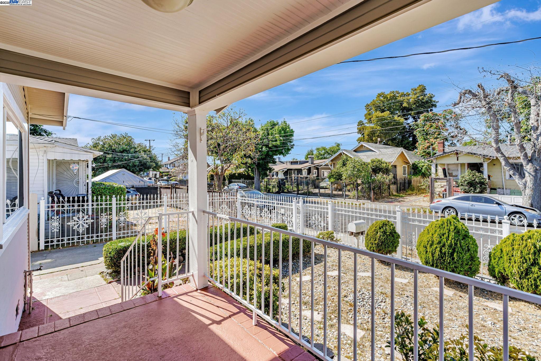 Detail Gallery Image 5 of 41 For 1648 87th Ave, Oakland,  CA 94621 - 2 Beds | 1/1 Baths