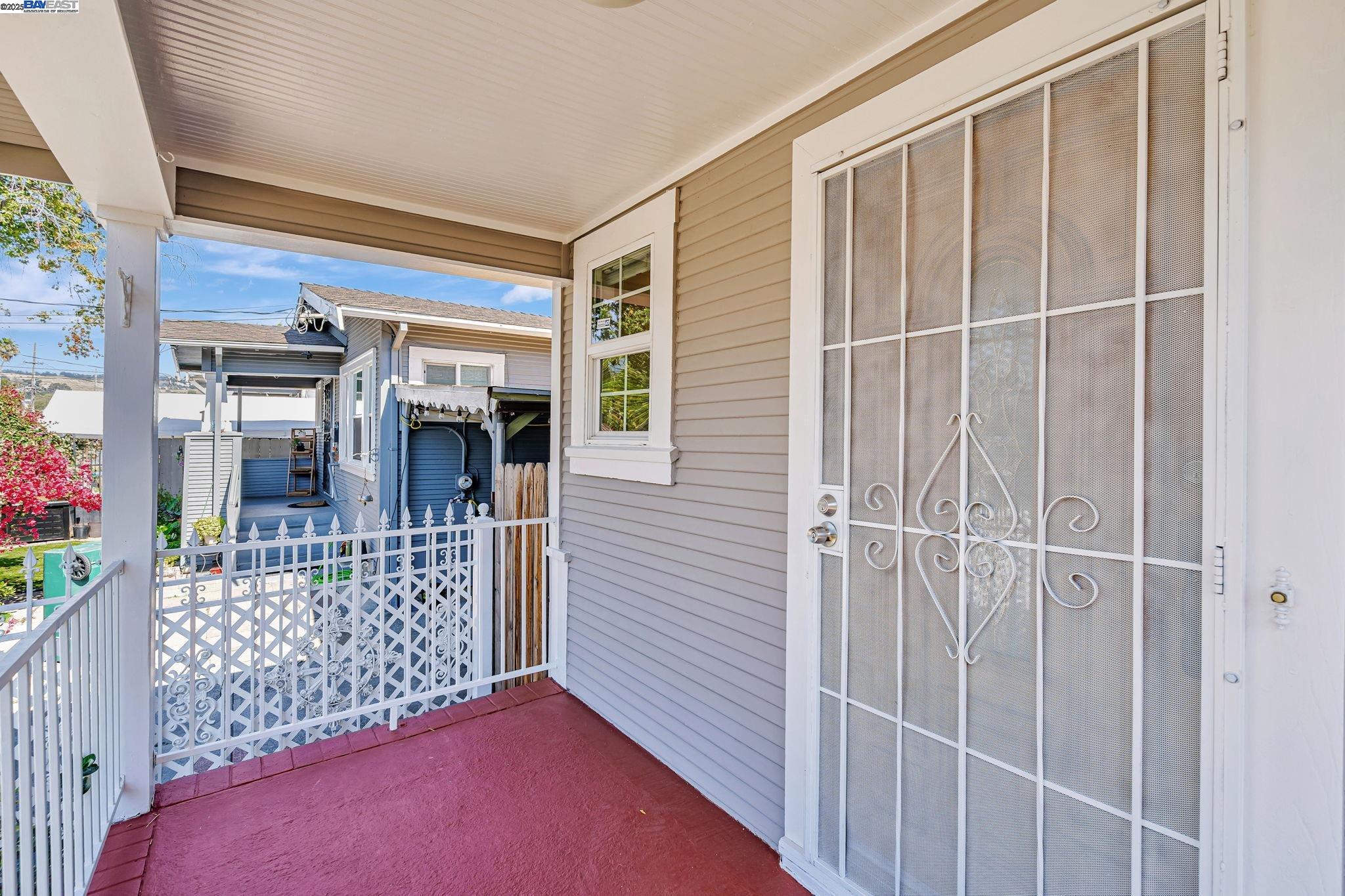 Detail Gallery Image 6 of 41 For 1648 87th Ave, Oakland,  CA 94621 - 2 Beds | 1/1 Baths