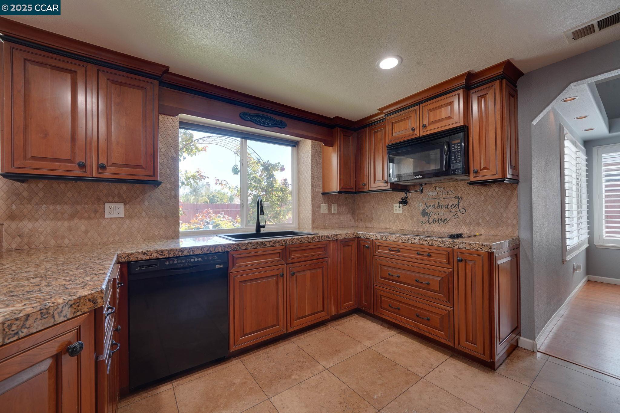 Detail Gallery Image 12 of 47 For 1210 Snow Ridge Ct, Modesto,  CA 95351 - 5 Beds | 3 Baths