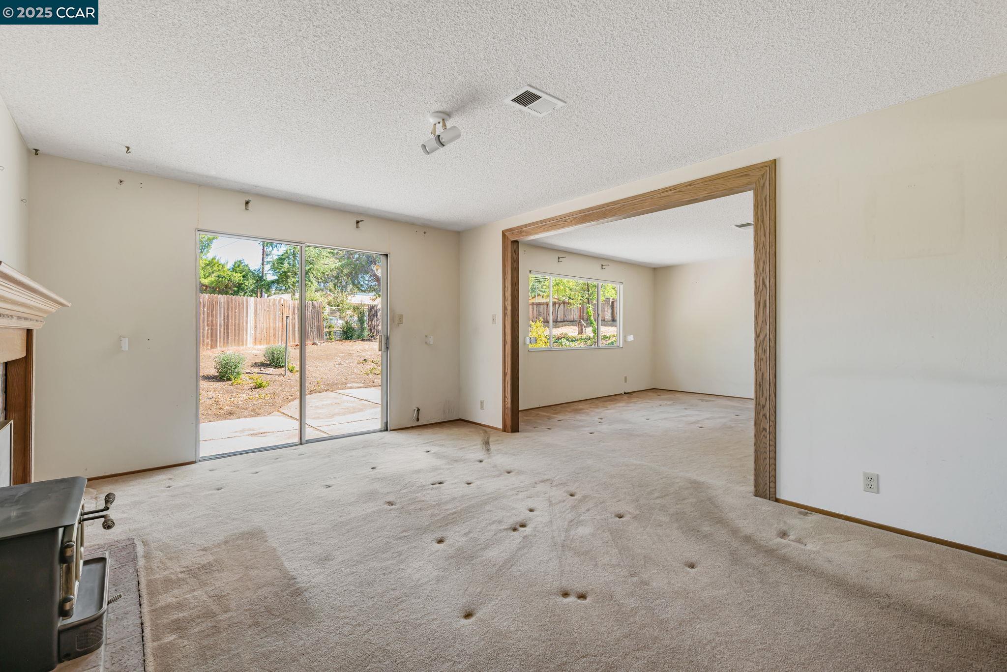 Detail Gallery Image 9 of 40 For 1201 Illinois Ct, Concord,  CA 94521 - 6 Beds | 3 Baths