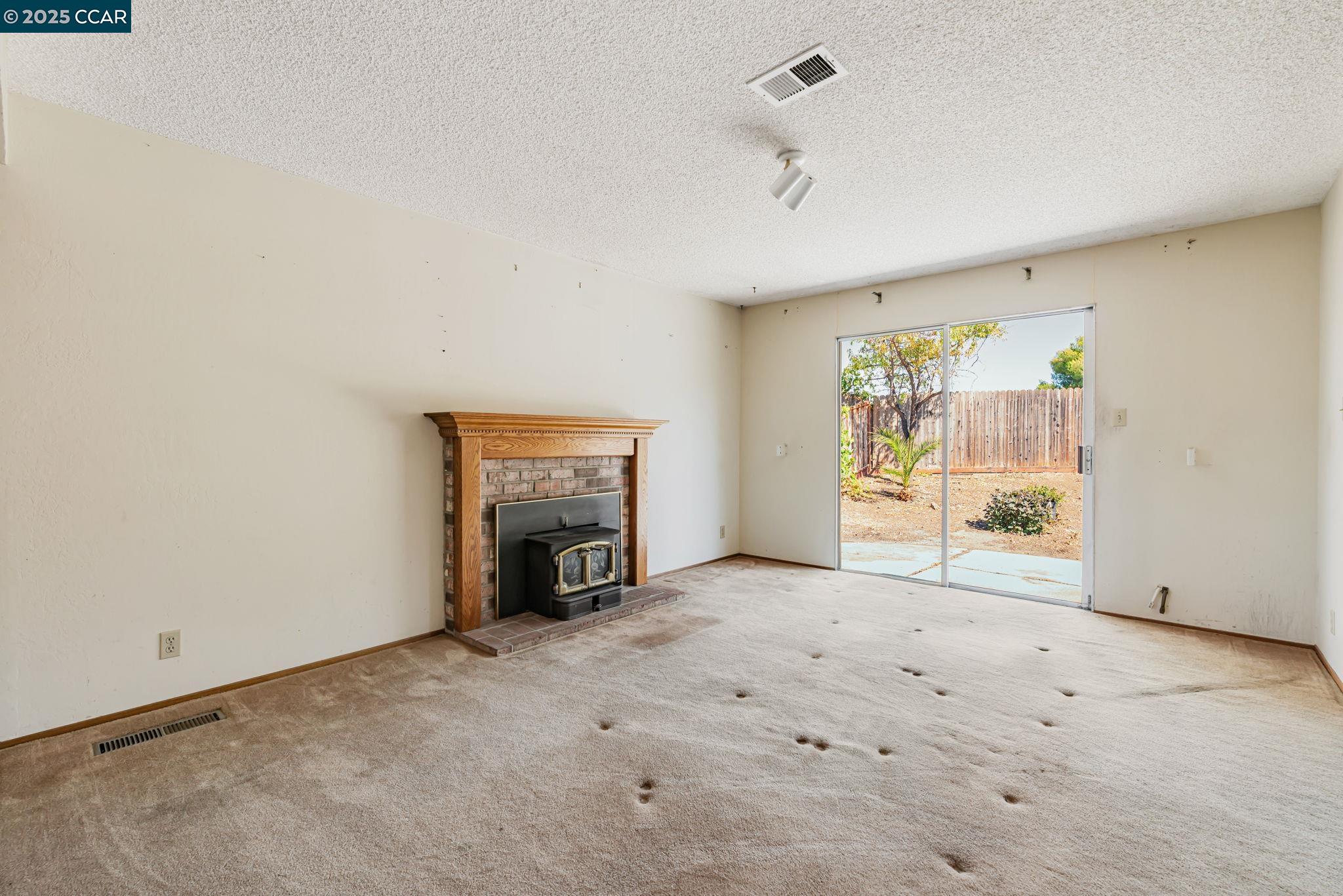 Detail Gallery Image 10 of 40 For 1201 Illinois Ct, Concord,  CA 94521 - 6 Beds | 3 Baths
