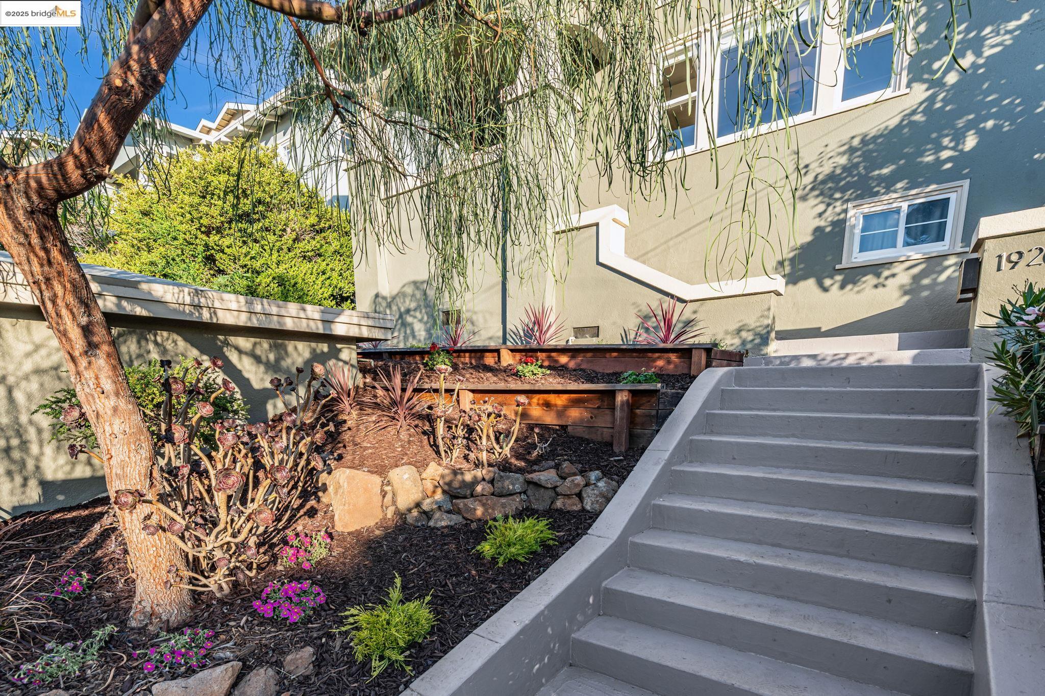 Detail Gallery Image 2 of 37 For 1920 5th Ave, Oakland,  CA 94606 - 3 Beds | 2 Baths