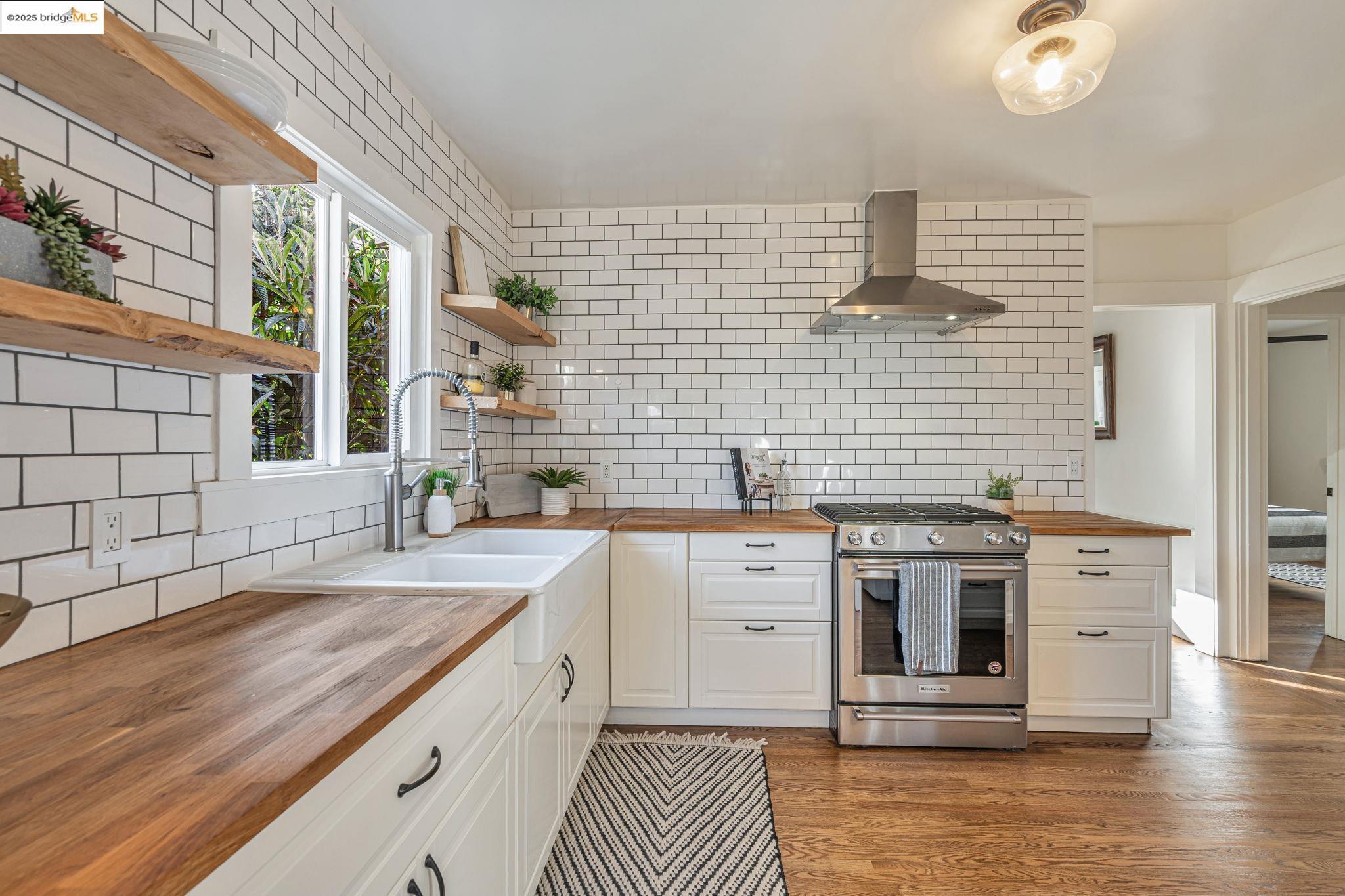 Detail Gallery Image 12 of 37 For 1920 5th Ave, Oakland,  CA 94606 - 3 Beds | 2 Baths