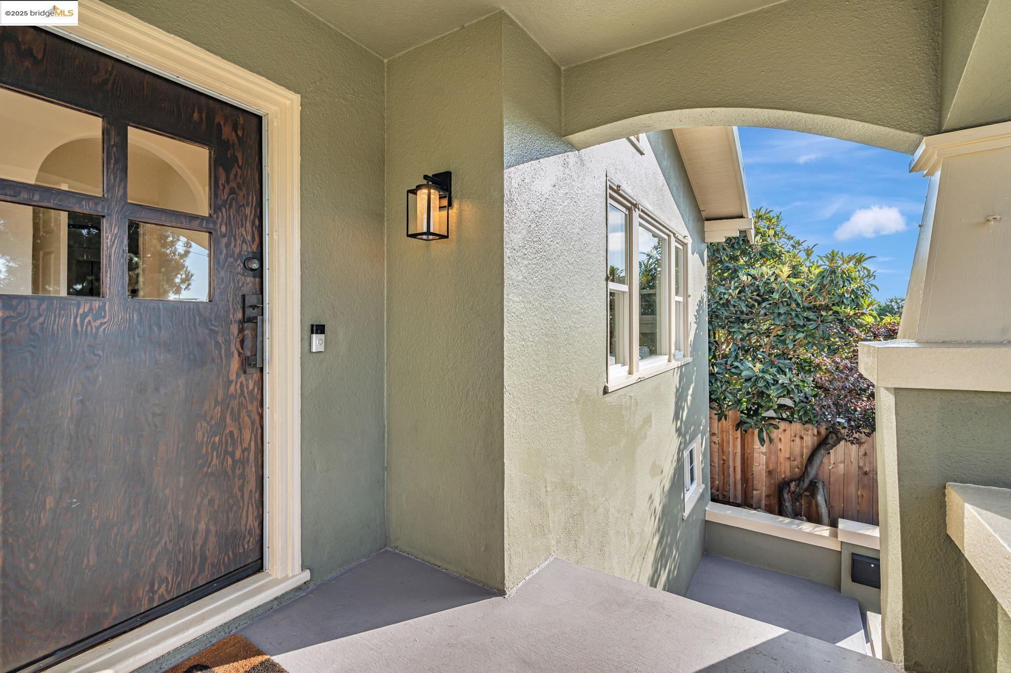 Detail Gallery Image 3 of 37 For 1920 5th Ave, Oakland,  CA 94606 - 3 Beds | 2 Baths