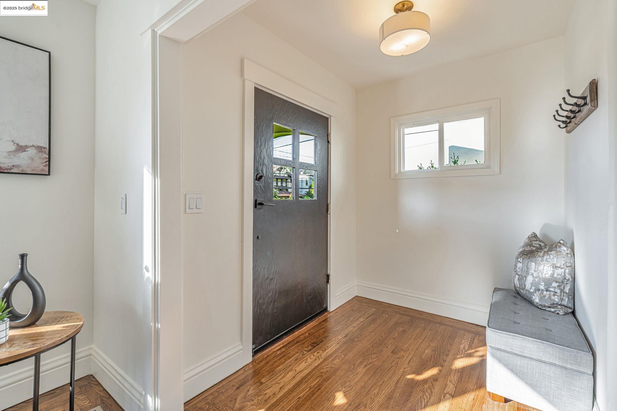 Detail Gallery Image 5 of 37 For 1920 5th Ave, Oakland,  CA 94606 - 3 Beds | 2 Baths