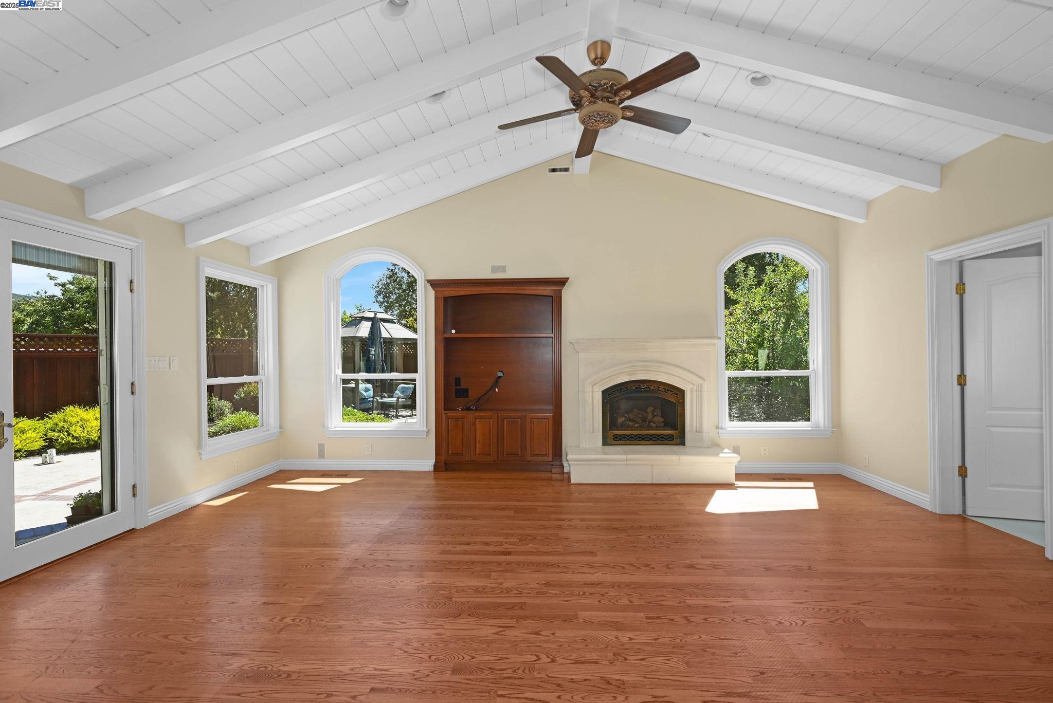 Detail Gallery Image 5 of 15 For 17 Dogwood Ct, Walnut Creek,  CA 94598 - 4 Beds | 2/1 Baths