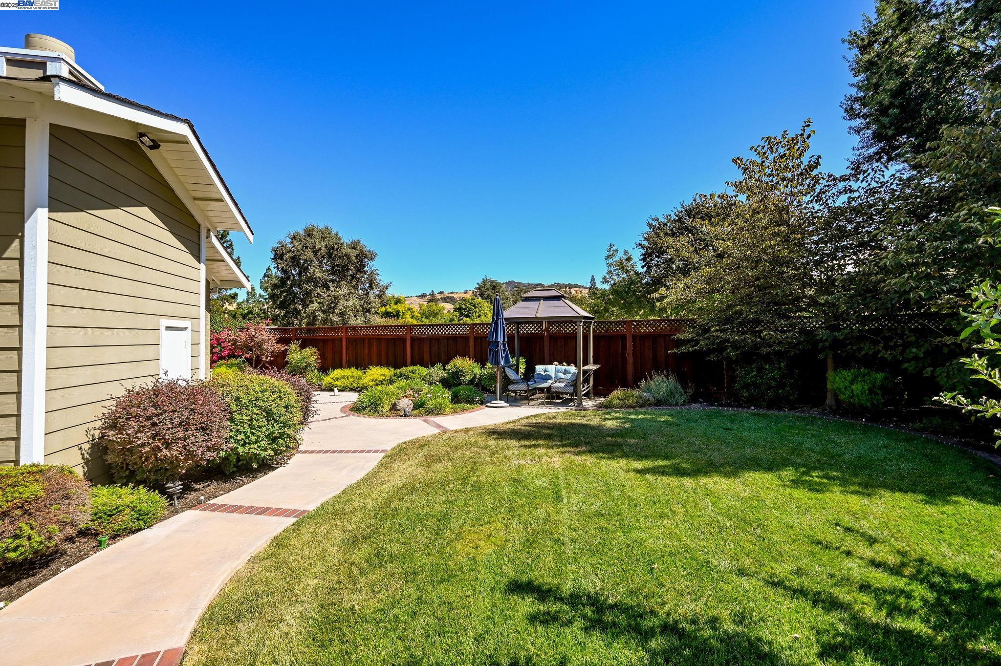 Detail Gallery Image 8 of 15 For 17 Dogwood Ct, Walnut Creek,  CA 94598 - 4 Beds | 2/1 Baths