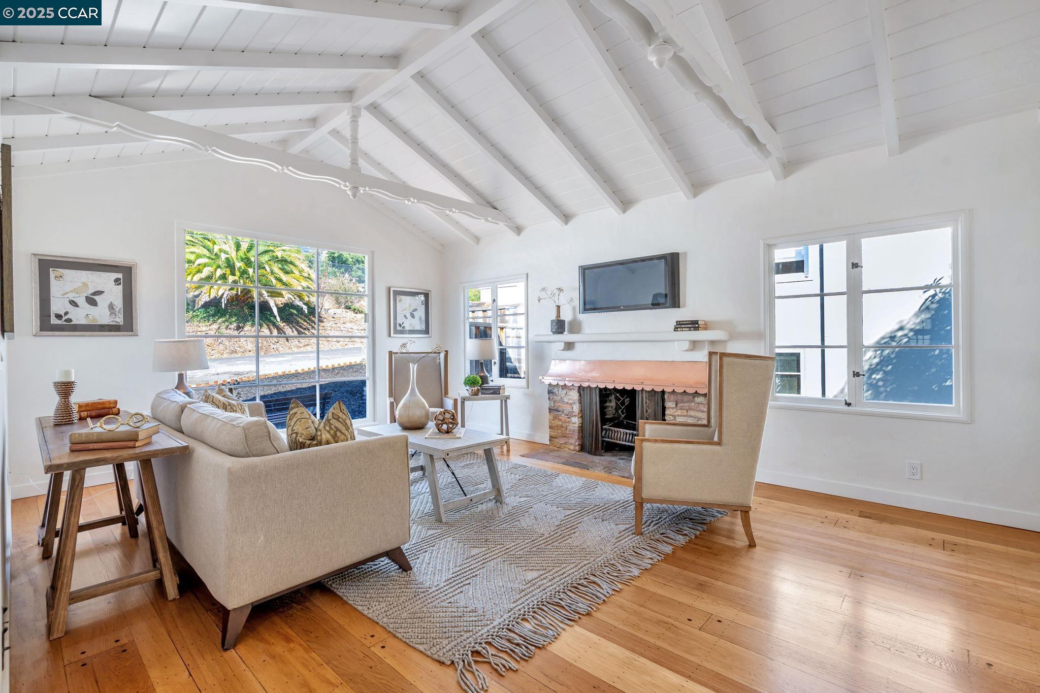 Detail Gallery Image 7 of 60 For 4663 Harbord Dr, Oakland,  CA 94618 - 3 Beds | 2/1 Baths