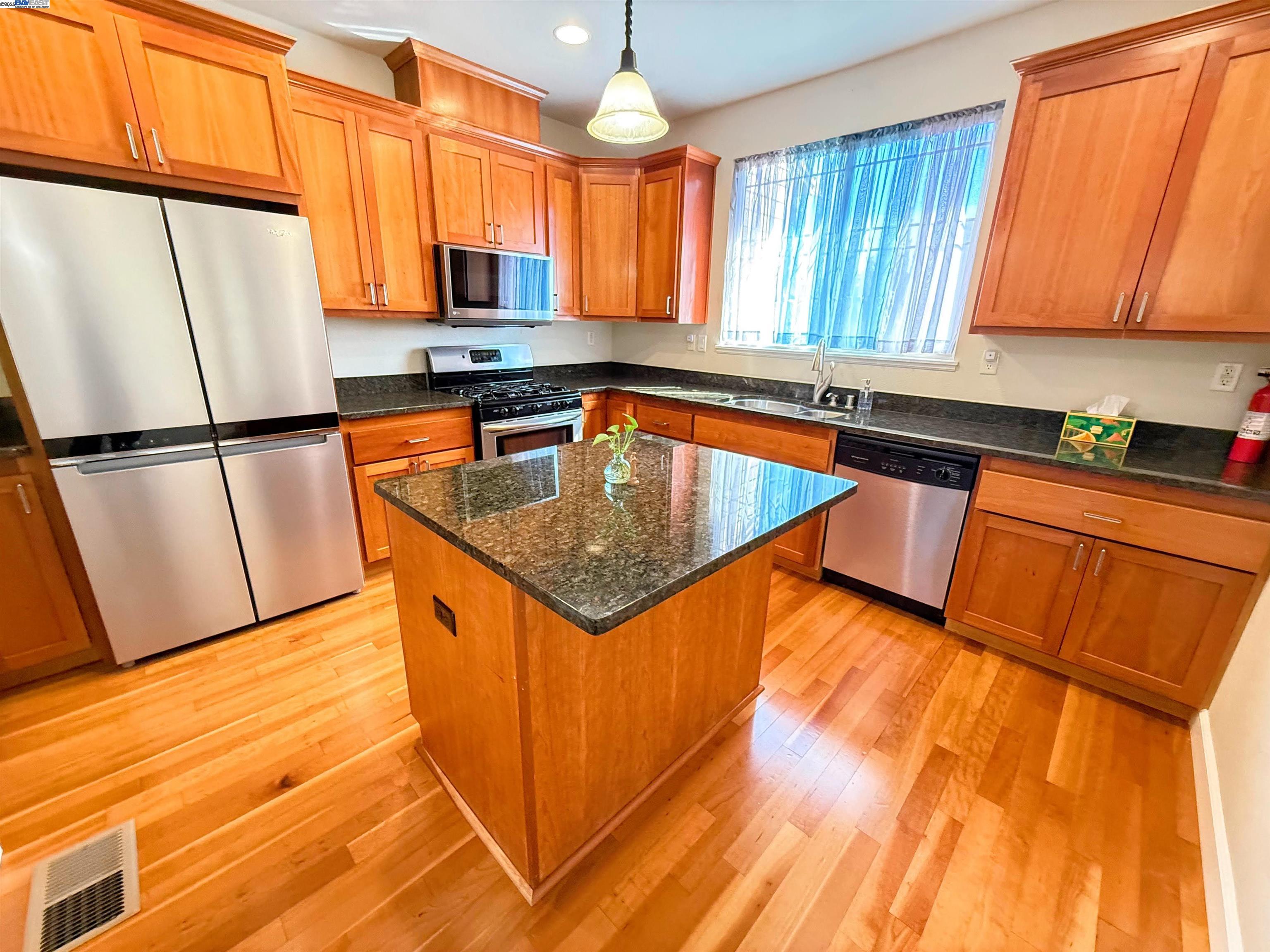 Detail Gallery Image 14 of 46 For 653 Macarthur Blvd, San Leandro,  CA 94577 - 3 Beds | 3/1 Baths