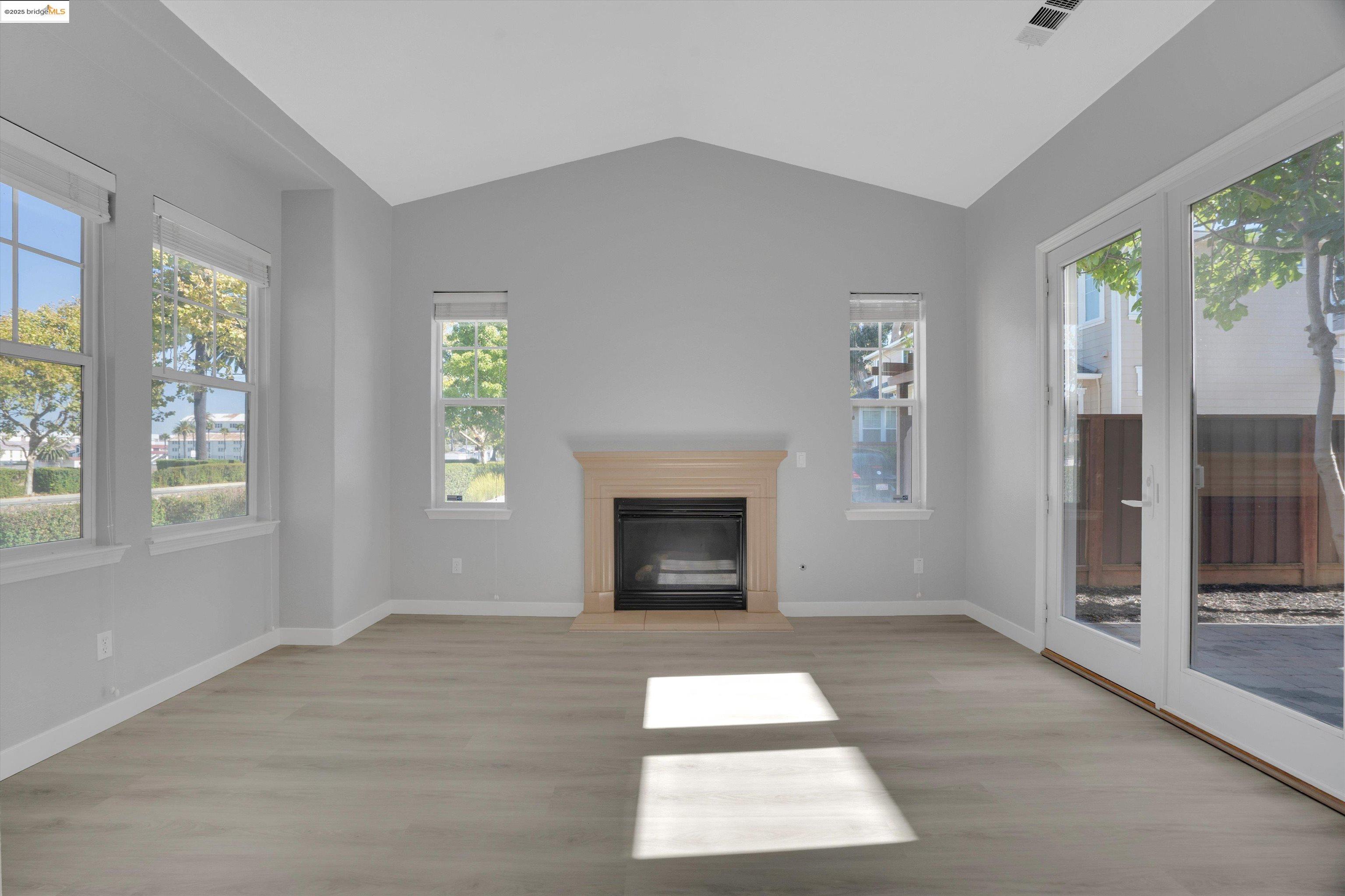 Detail Gallery Image 14 of 51 For 1002 Flagship Dr, Vallejo,  CA 94592 - 3 Beds | 2/1 Baths