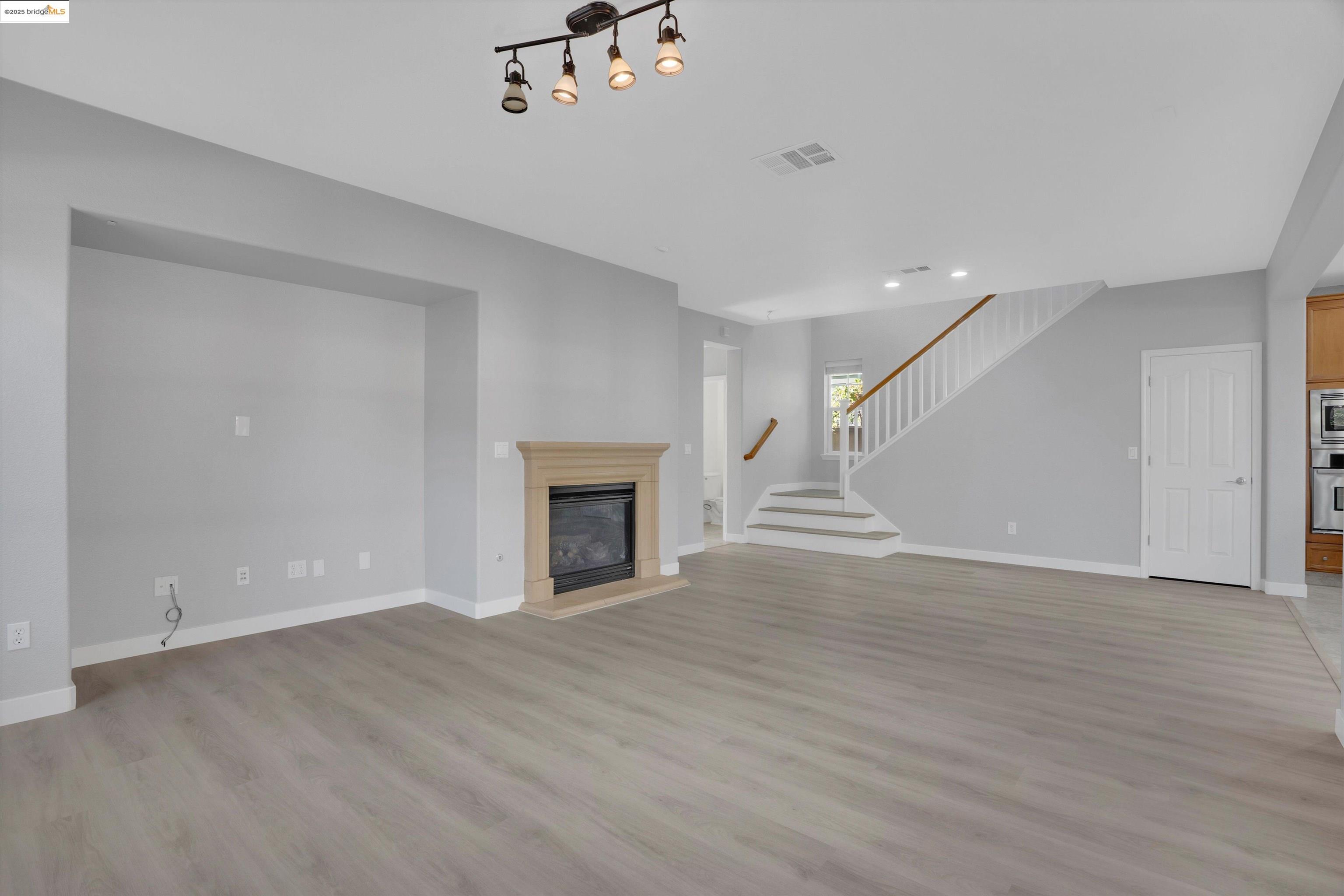 Detail Gallery Image 23 of 51 For 1002 Flagship Dr, Vallejo,  CA 94592 - 3 Beds | 2/1 Baths