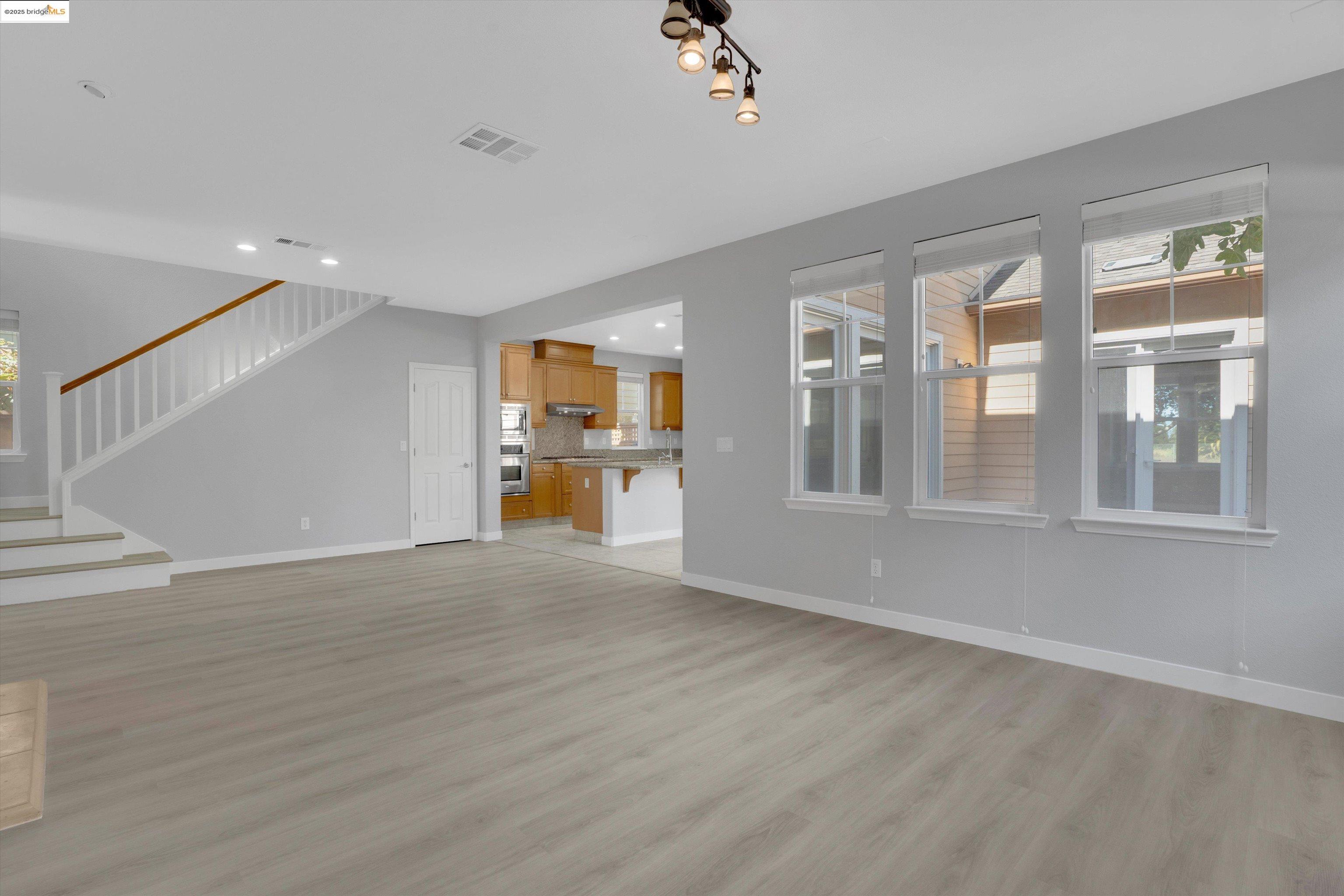 Detail Gallery Image 24 of 51 For 1002 Flagship Dr, Vallejo,  CA 94592 - 3 Beds | 2/1 Baths