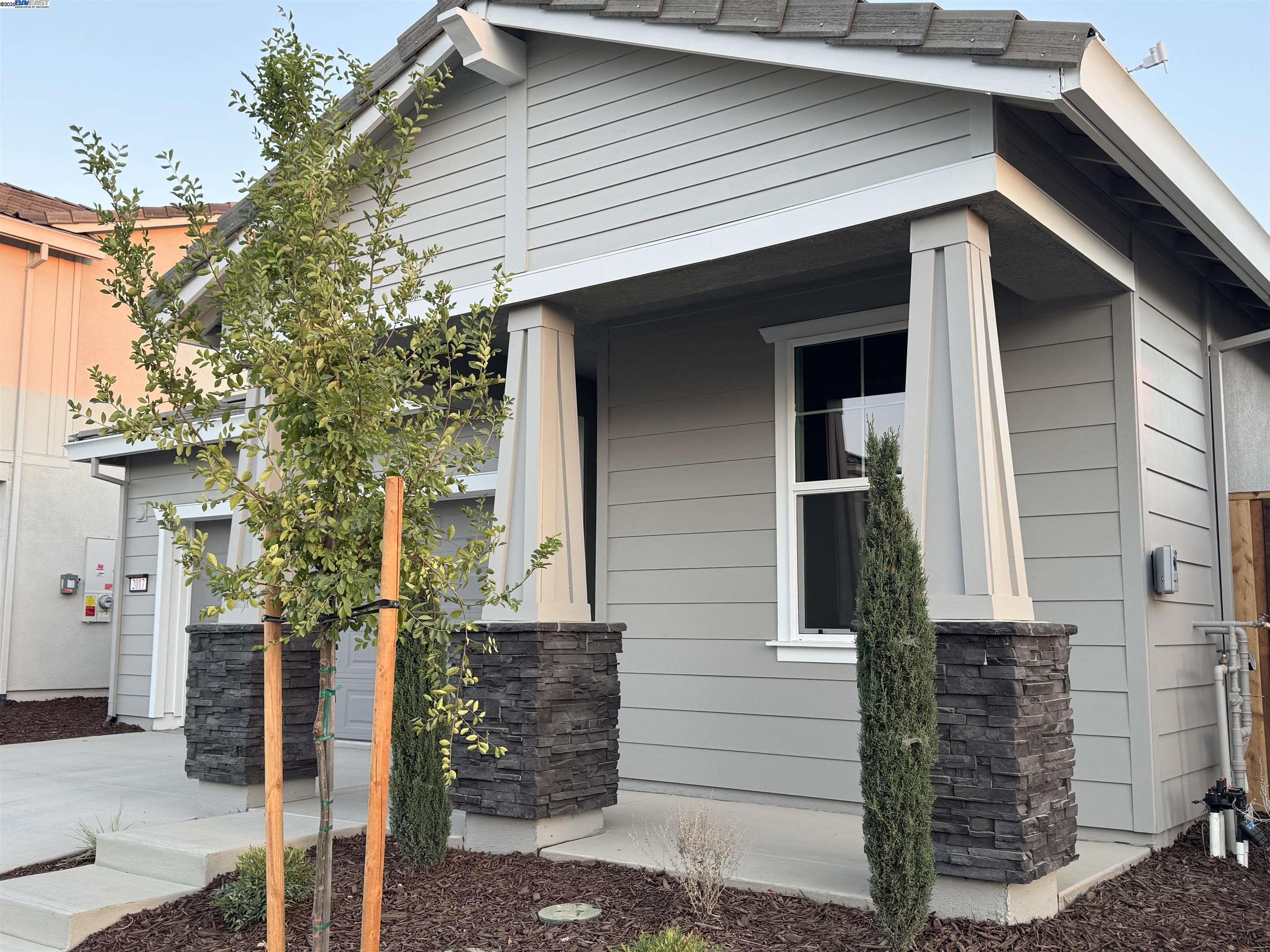 Detail Gallery Image 2 of 36 For 2017 Quartz Cove Way, Roseville,  CA 95747 - 4 Beds | 2 Baths