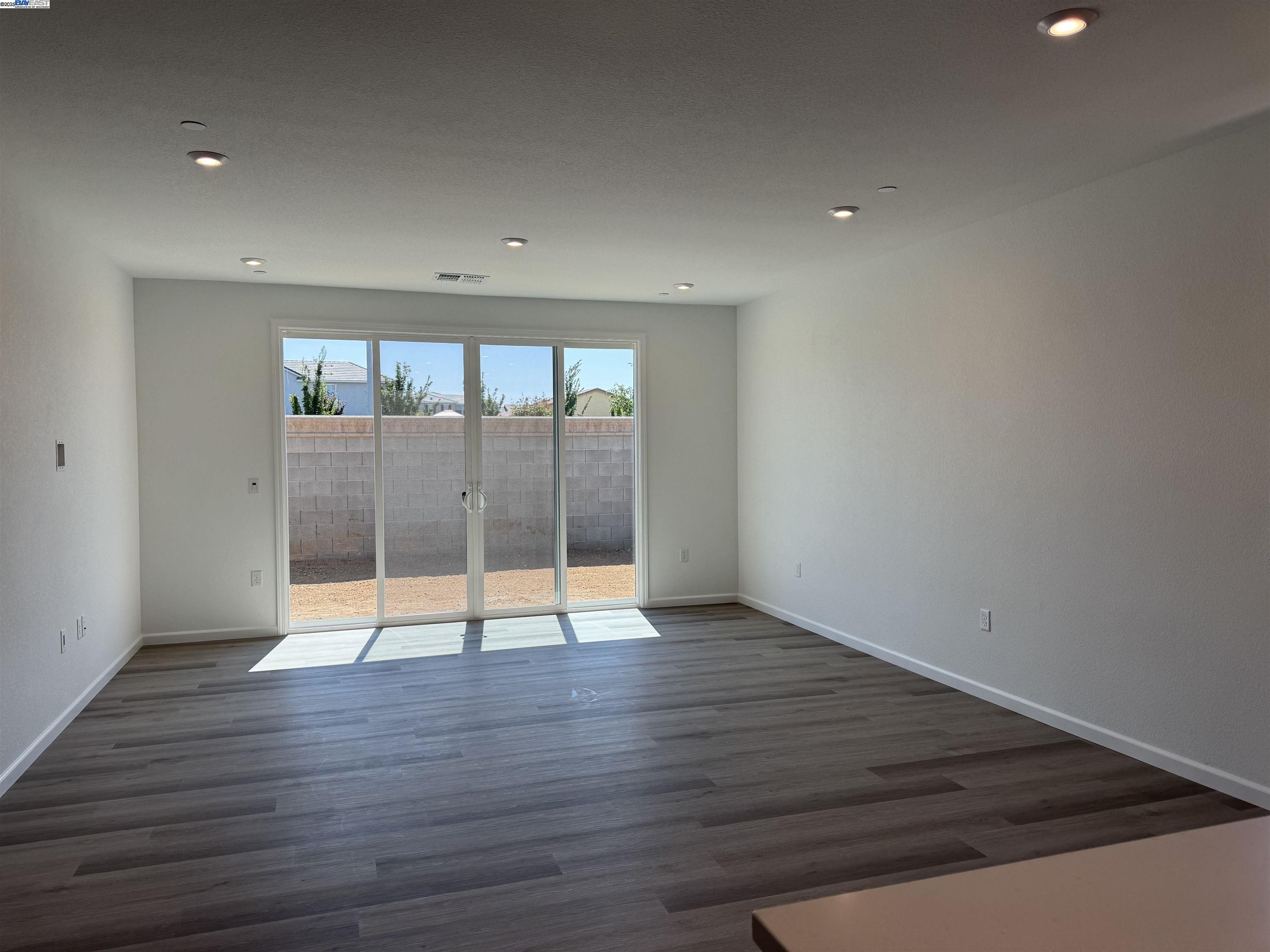 Detail Gallery Image 12 of 36 For 2017 Quartz Cove Way, Roseville,  CA 95747 - 4 Beds | 2 Baths