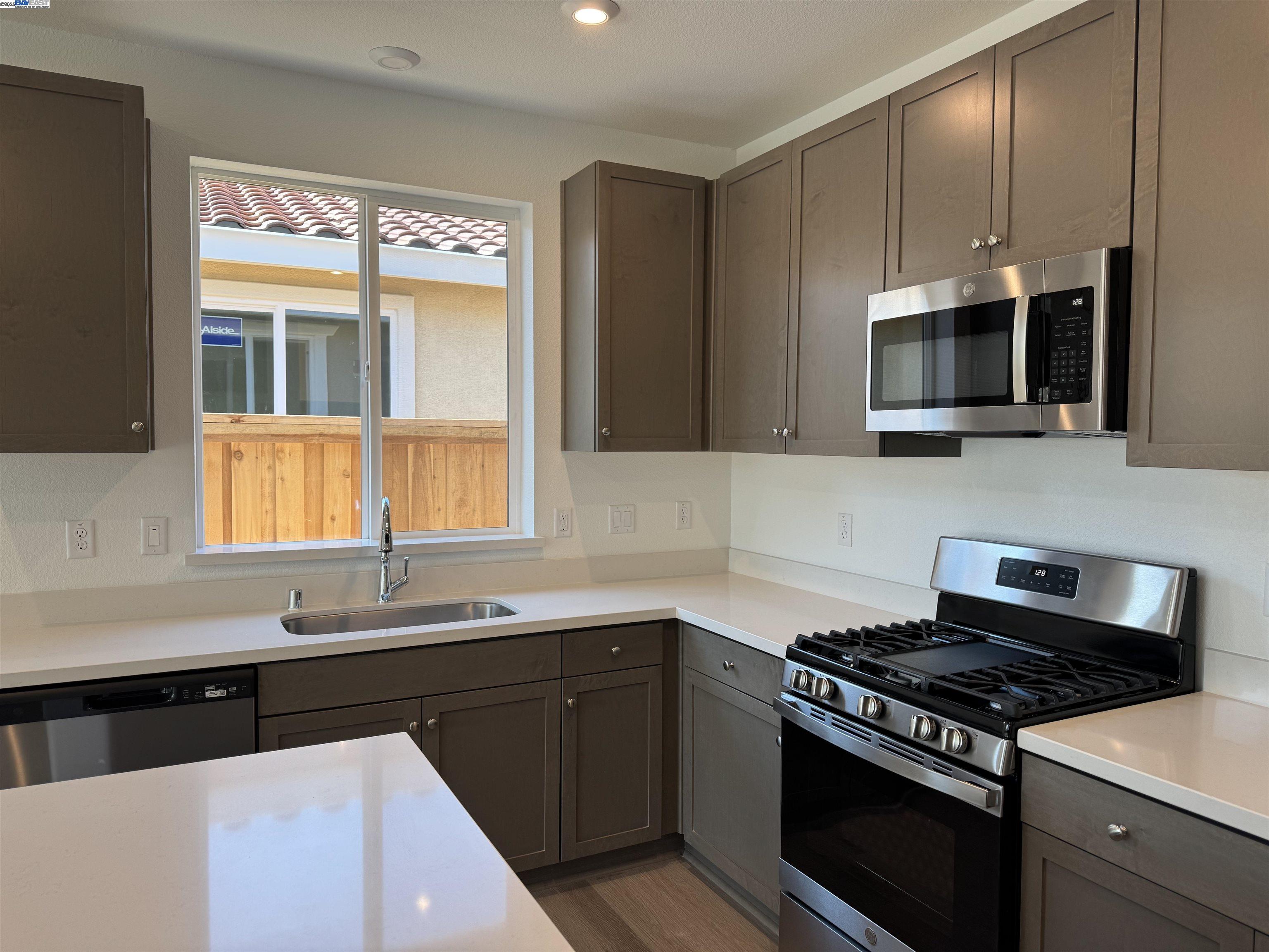Detail Gallery Image 16 of 36 For 2017 Quartz Cove Way, Roseville,  CA 95747 - 4 Beds | 2 Baths