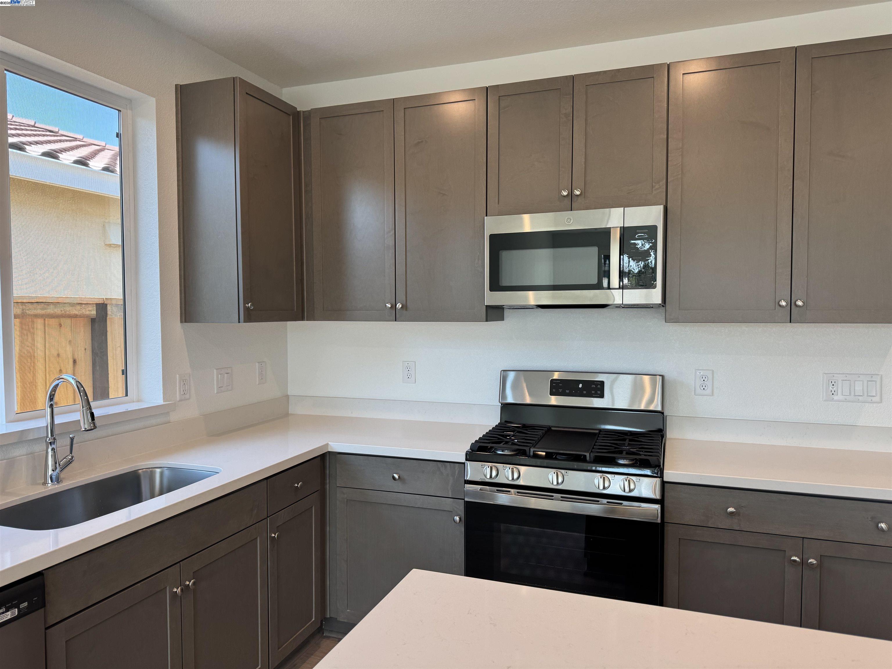Detail Gallery Image 17 of 36 For 2017 Quartz Cove Way, Roseville,  CA 95747 - 4 Beds | 2 Baths