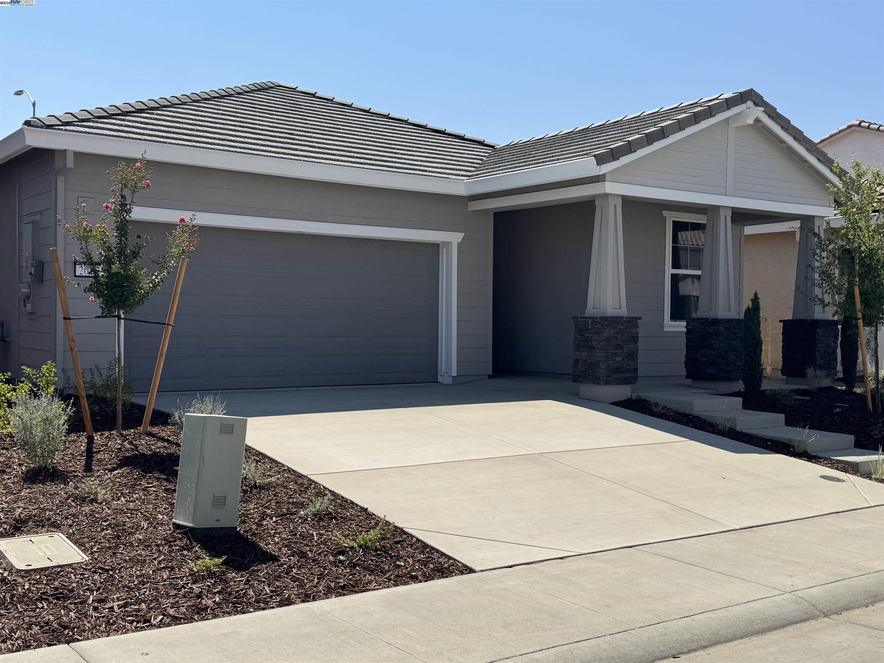 Detail Gallery Image 3 of 36 For 2017 Quartz Cove Way, Roseville,  CA 95747 - 4 Beds | 2 Baths