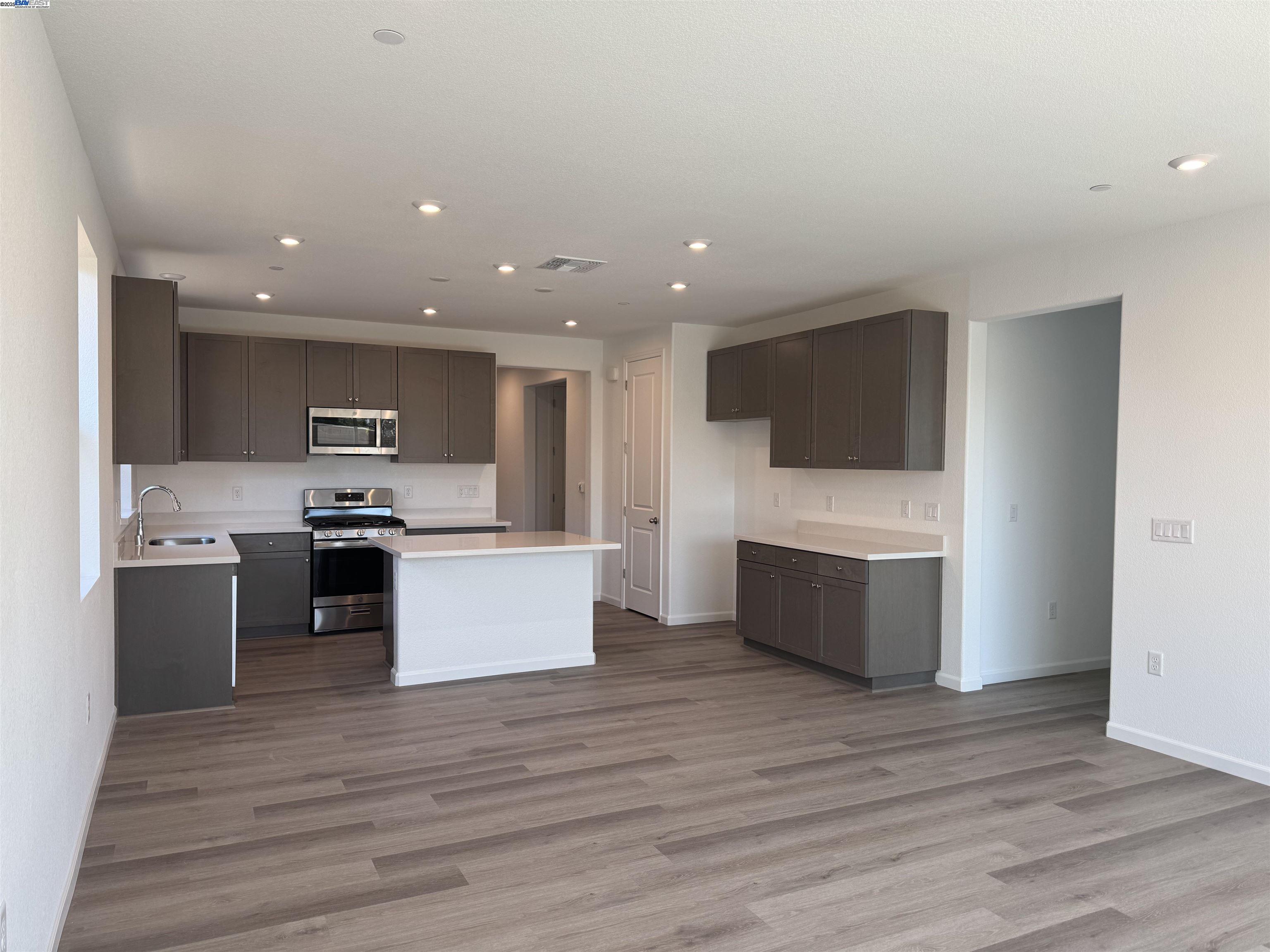 Detail Gallery Image 7 of 36 For 2017 Quartz Cove Way, Roseville,  CA 95747 - 4 Beds | 2 Baths
