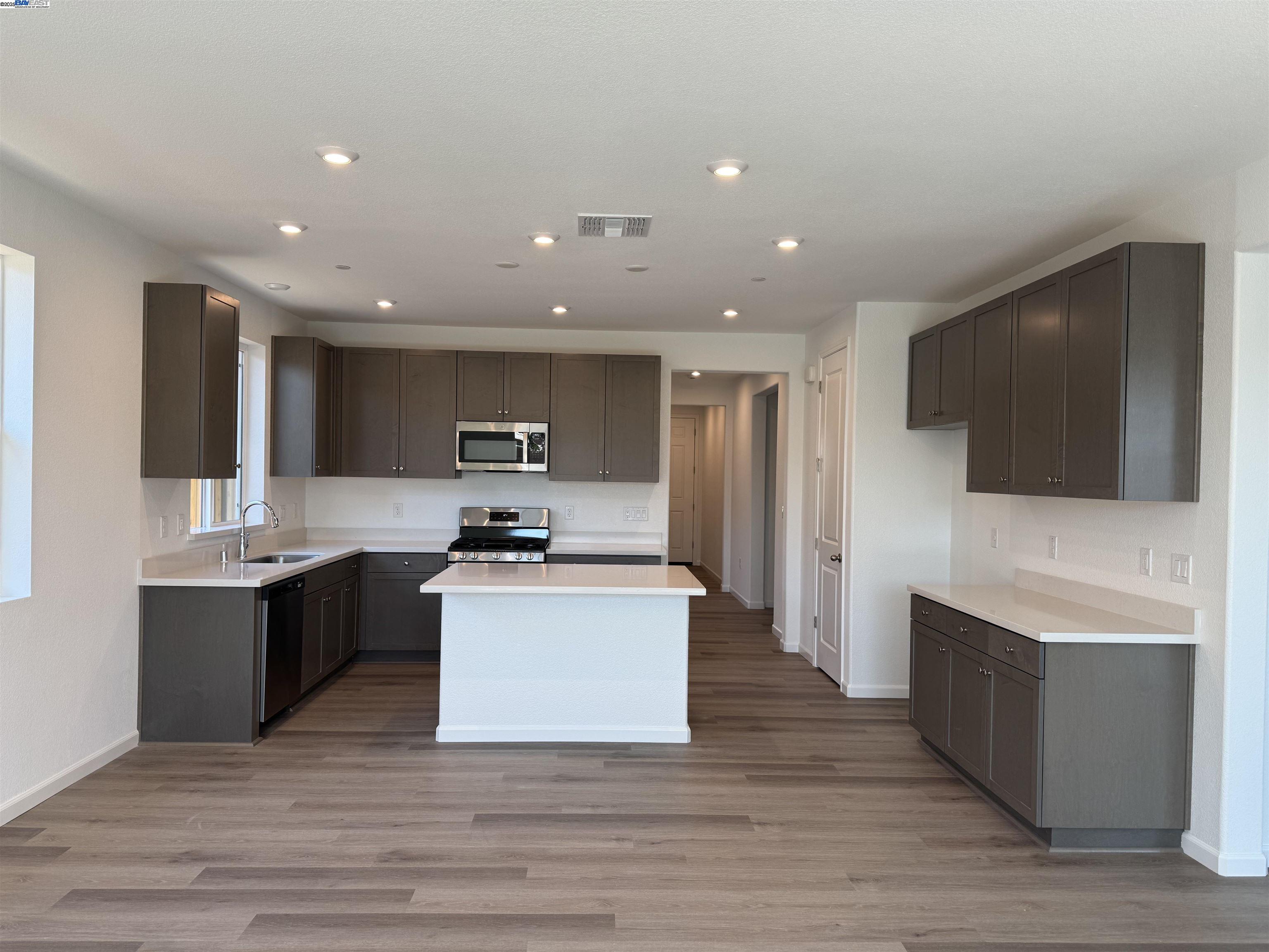Detail Gallery Image 8 of 36 For 2017 Quartz Cove Way, Roseville,  CA 95747 - 4 Beds | 2 Baths