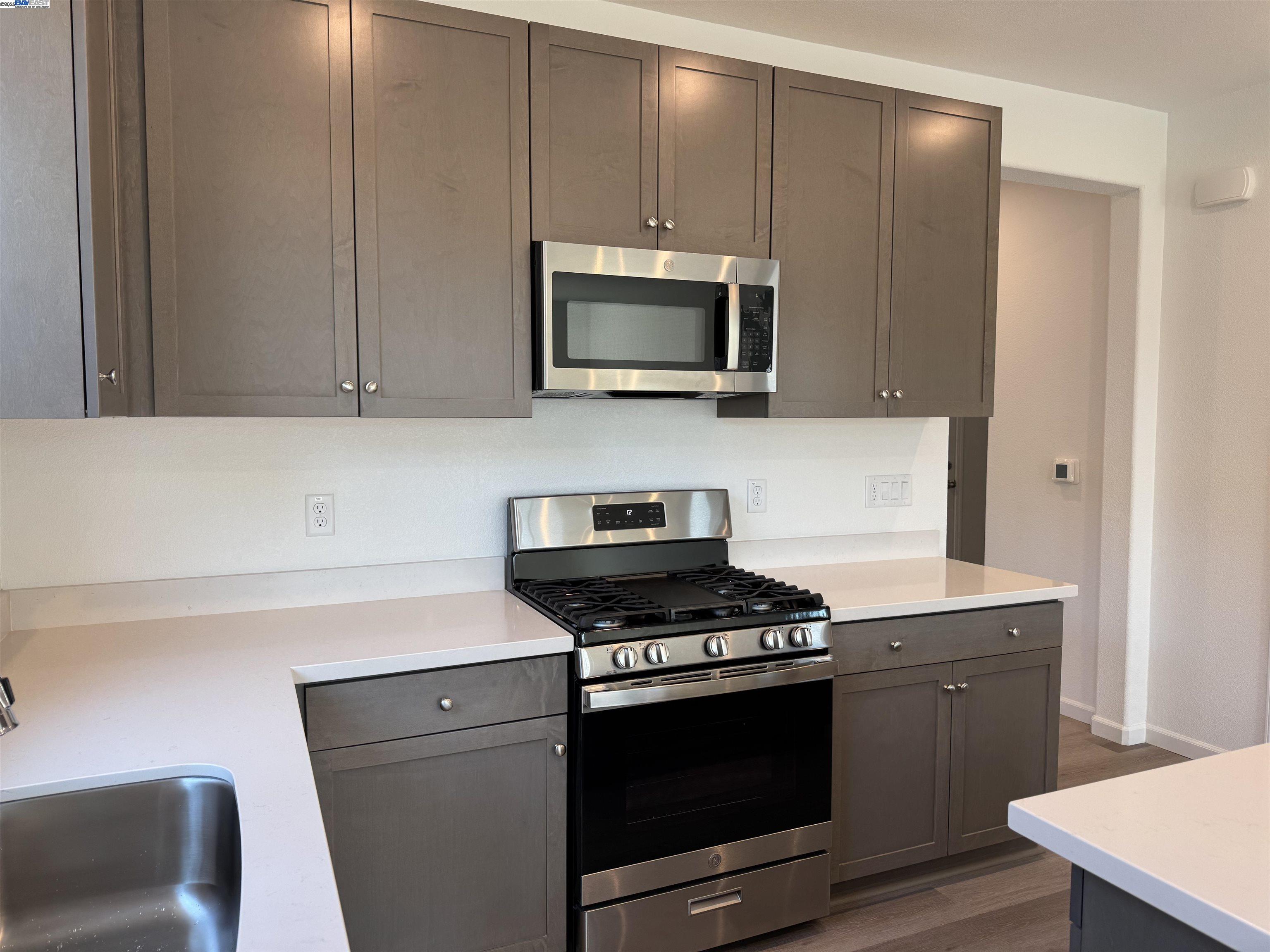 Detail Gallery Image 9 of 36 For 2017 Quartz Cove Way, Roseville,  CA 95747 - 4 Beds | 2 Baths