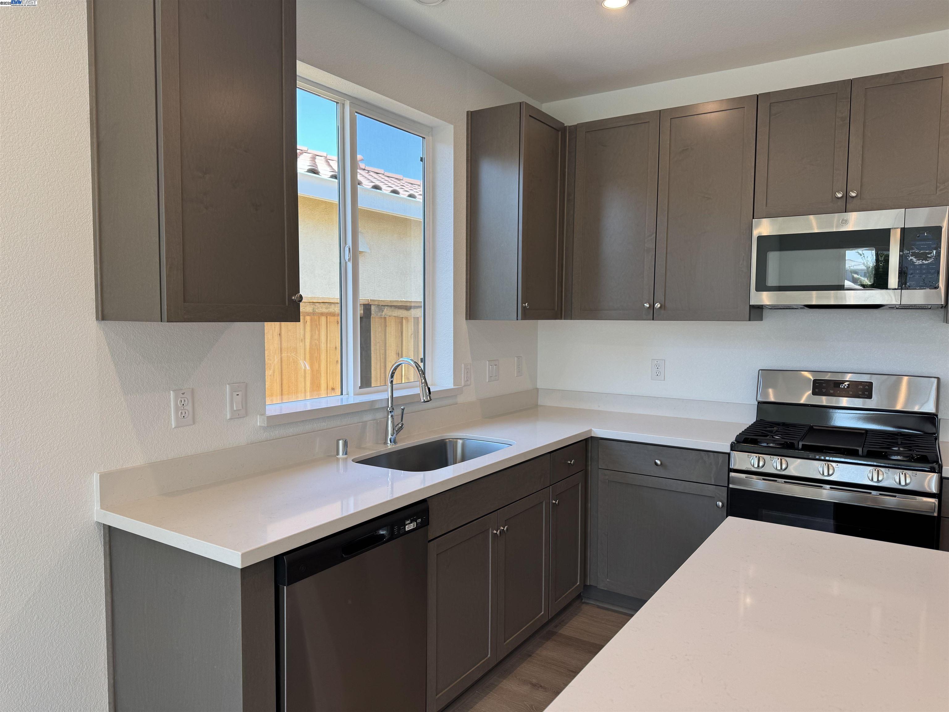 Detail Gallery Image 10 of 36 For 2017 Quartz Cove Way, Roseville,  CA 95747 - 4 Beds | 2 Baths