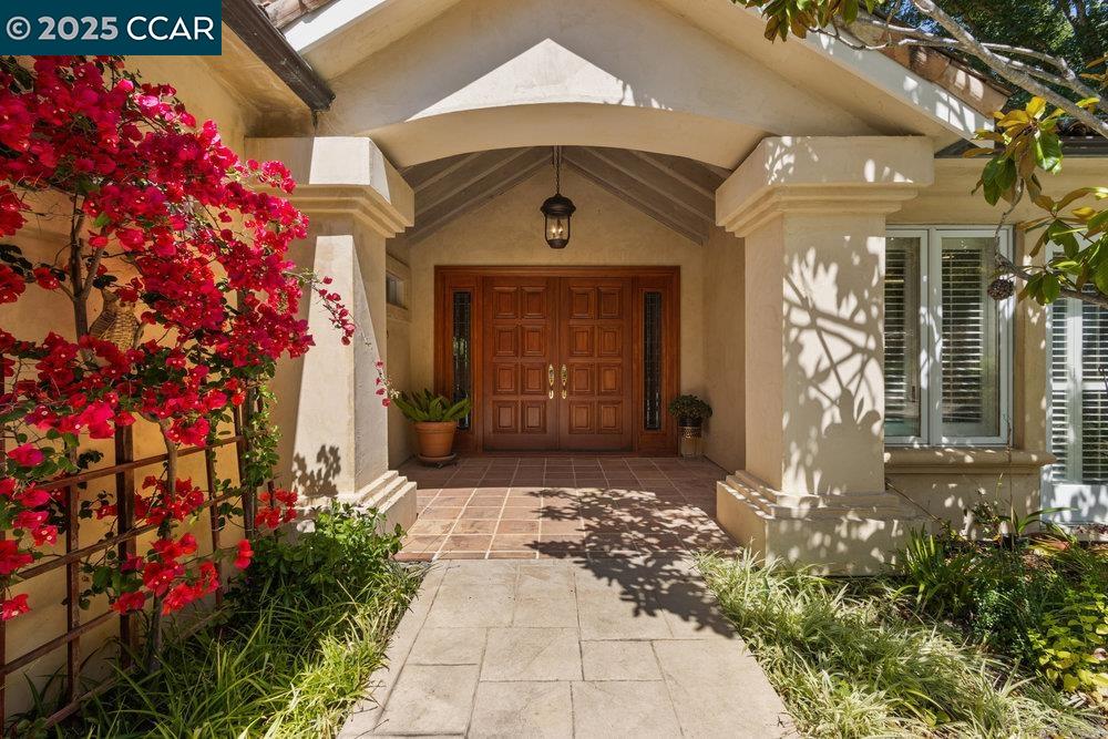 Detail Gallery Image 3 of 60 For 3949 Canyon Dr, Lafayette,  CA 94549-2701 - 5 Beds | 5/1 Baths