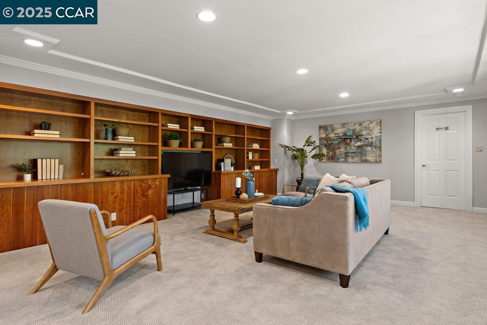 Detail Gallery Image 38 of 60 For 3949 Canyon Dr, Lafayette,  CA 94549-2701 - 5 Beds | 5/1 Baths
