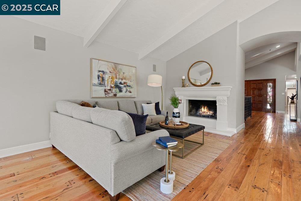Detail Gallery Image 6 of 60 For 3949 Canyon Dr, Lafayette,  CA 94549-2701 - 5 Beds | 5/1 Baths