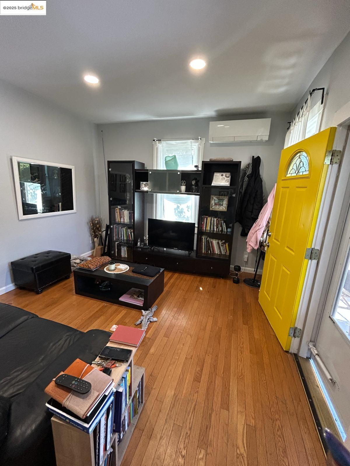 Detail Gallery Image 3 of 12 For 2816 Viola St, Oakland,  CA 94619 - 1 Beds | 1 Baths