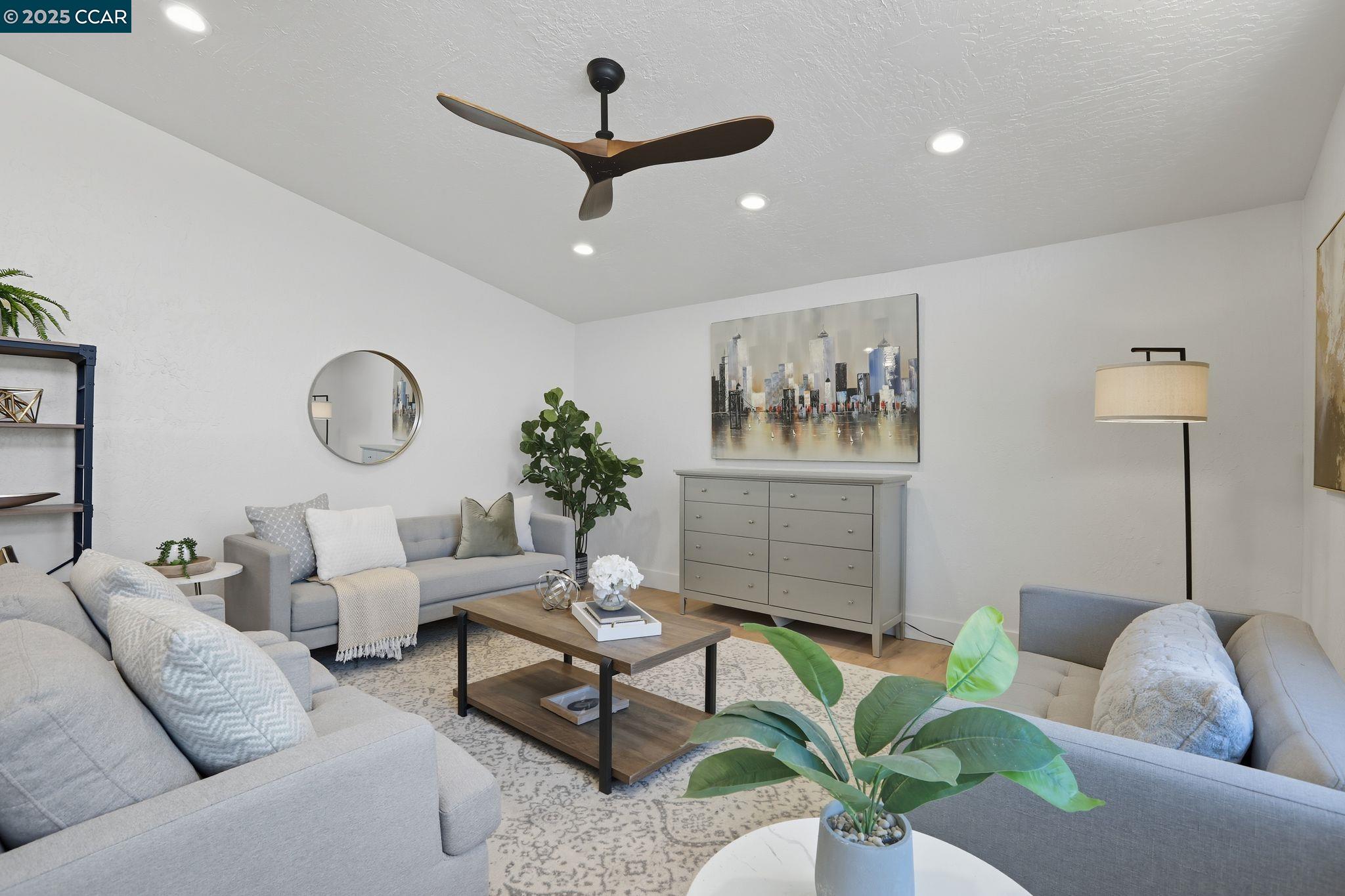 Detail Gallery Image 4 of 24 For 5813 42nd St, Sacramento,  CA 95824 - 3 Beds | 1 Baths