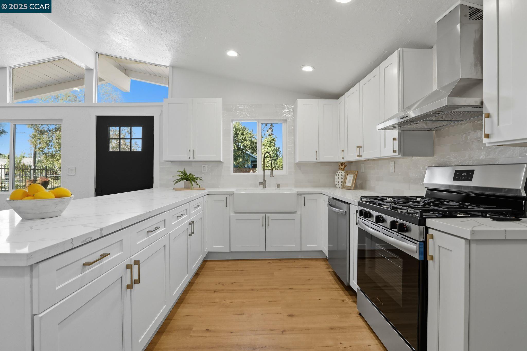 Detail Gallery Image 6 of 24 For 5813 42nd St, Sacramento,  CA 95824 - 3 Beds | 1 Baths