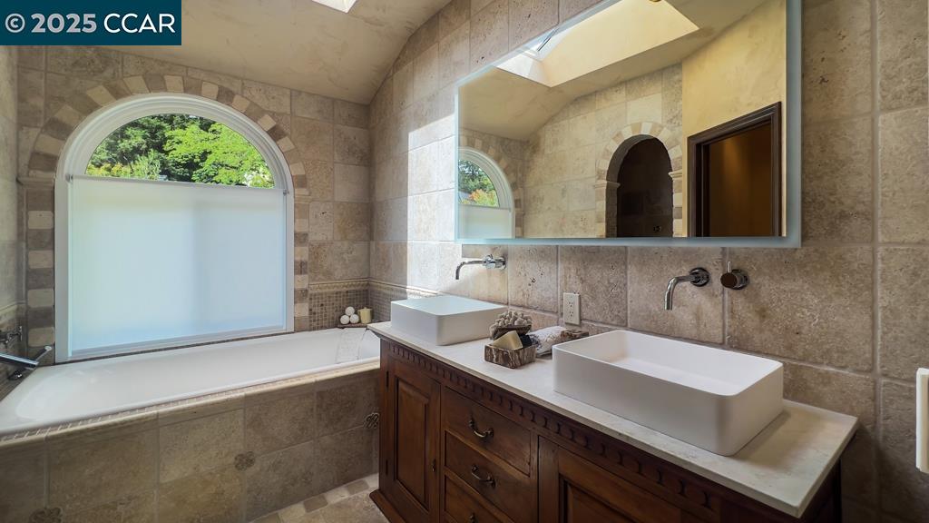 Detail Gallery Image 12 of 60 For 800 Hamilton Dr, Pleasant Hill,  CA 94523 - 4 Beds | 4 Baths