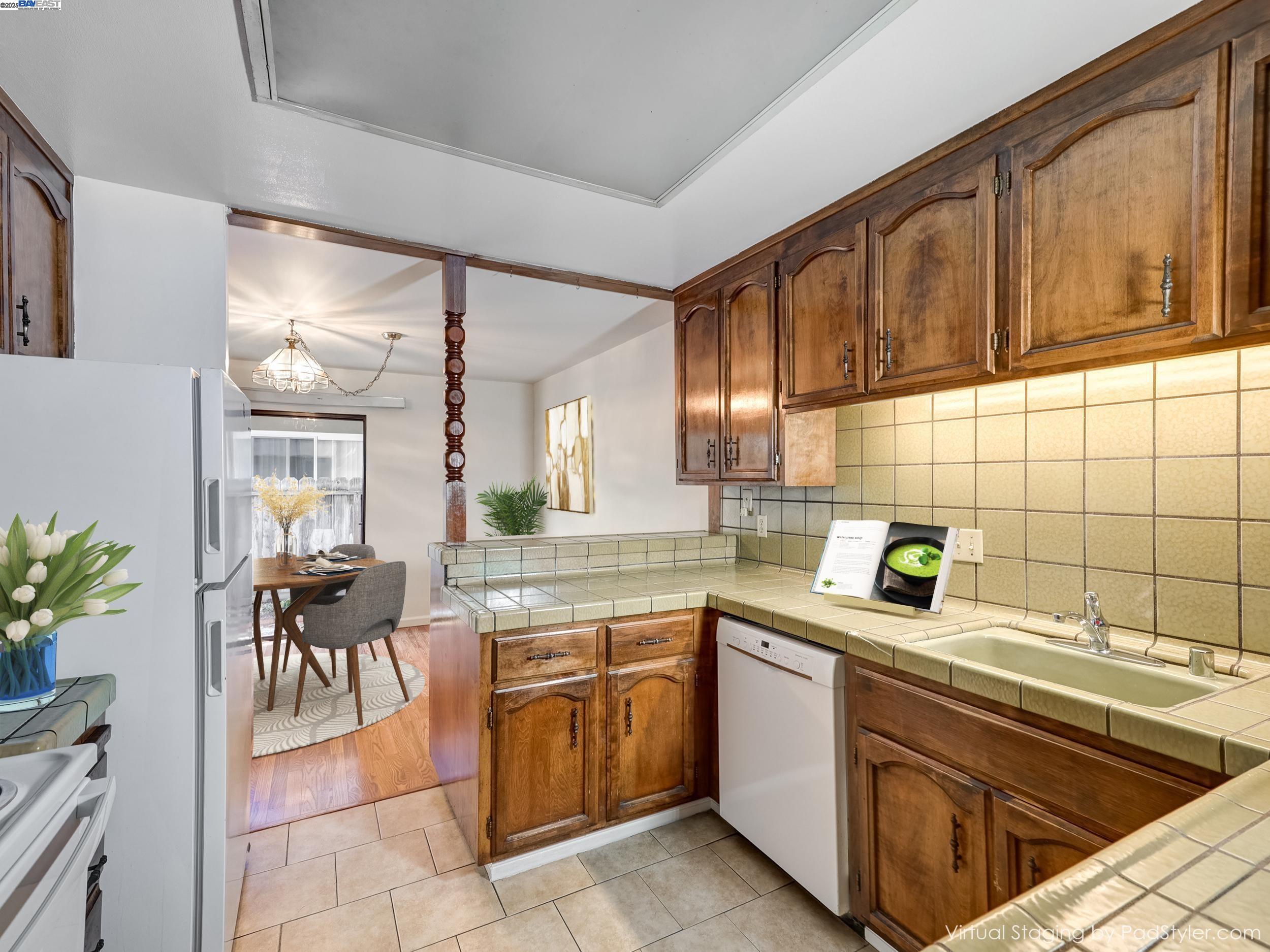 Detail Gallery Image 4 of 20 For 1430 Gordon St, Redwood City,  CA 94061 - 3 Beds | 2/1 Baths