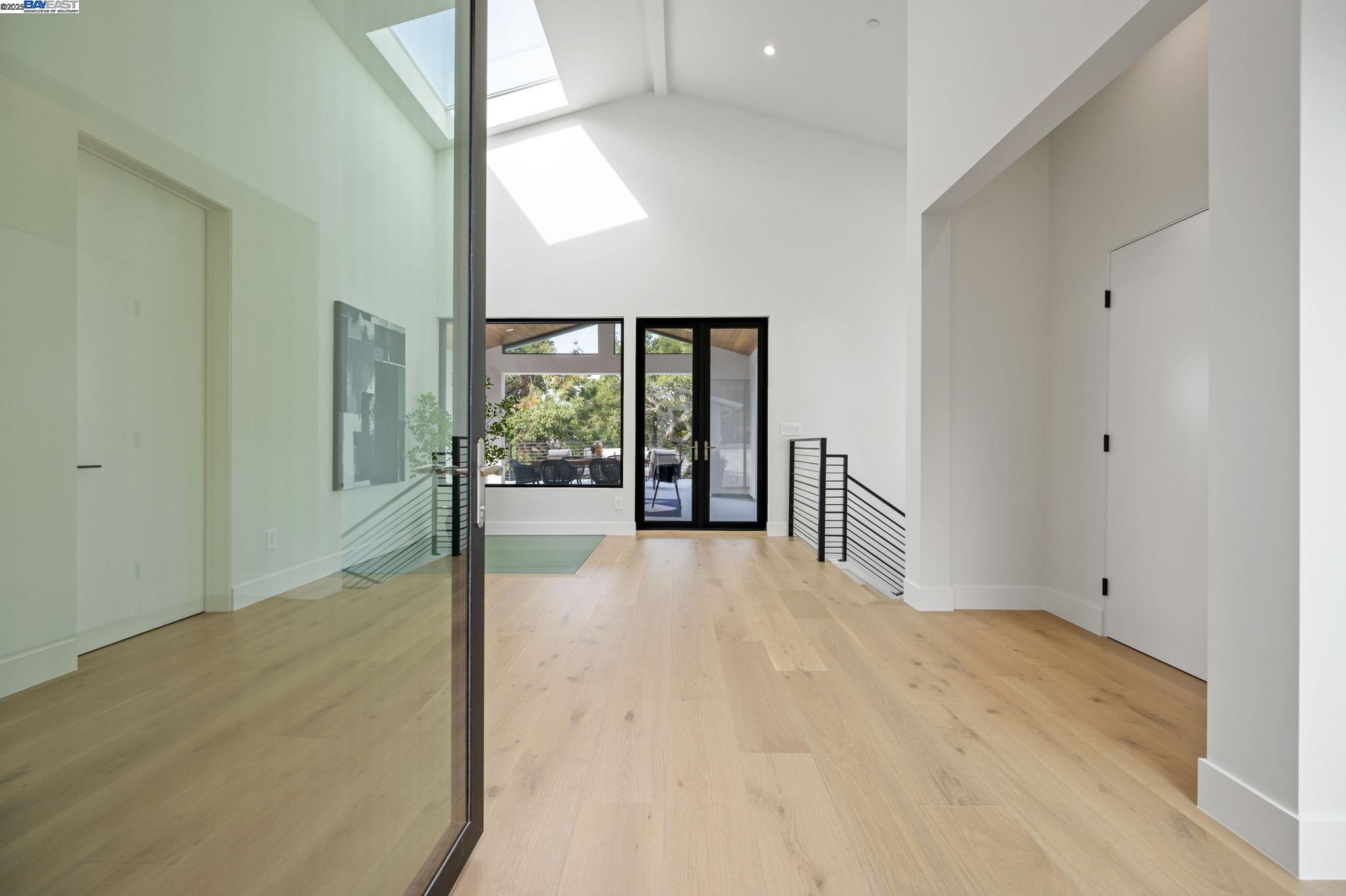 Detail Gallery Image 5 of 60 For 5883 Margarido Dr, Oakland,  CA 94618 - 5 Beds | 5/1 Baths